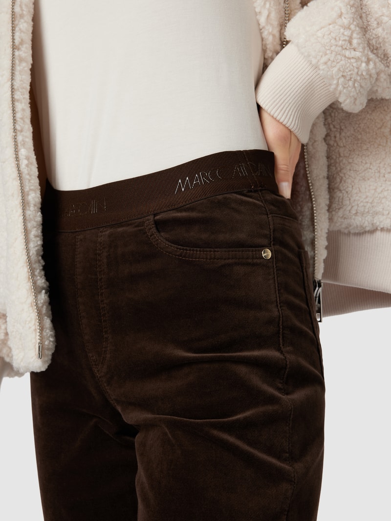 Stoffhose mit elastischem Bund in dunkelbraun