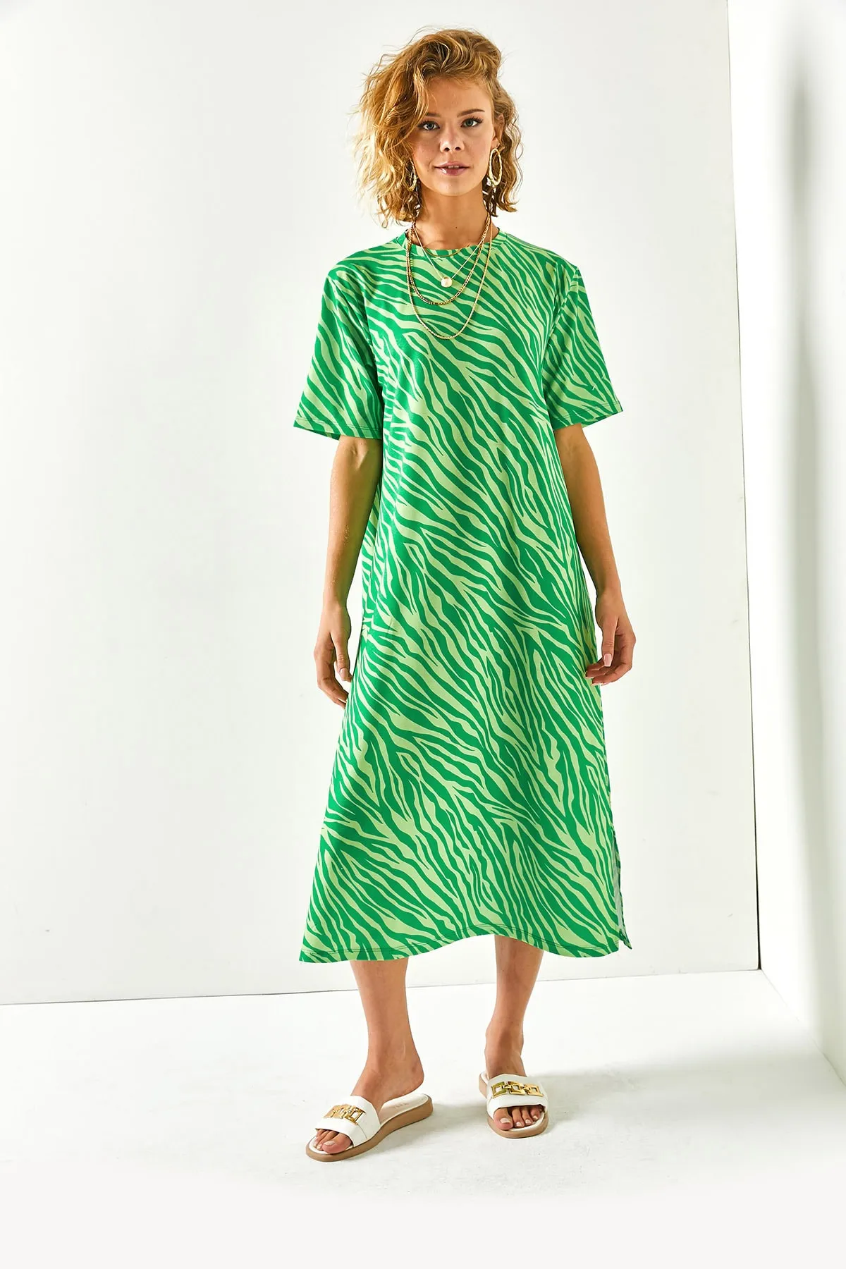 Olalook  Viskosegrünes, seitlich geschlitztes Oversize-Baumwollkleid für Damen ELB-19001880