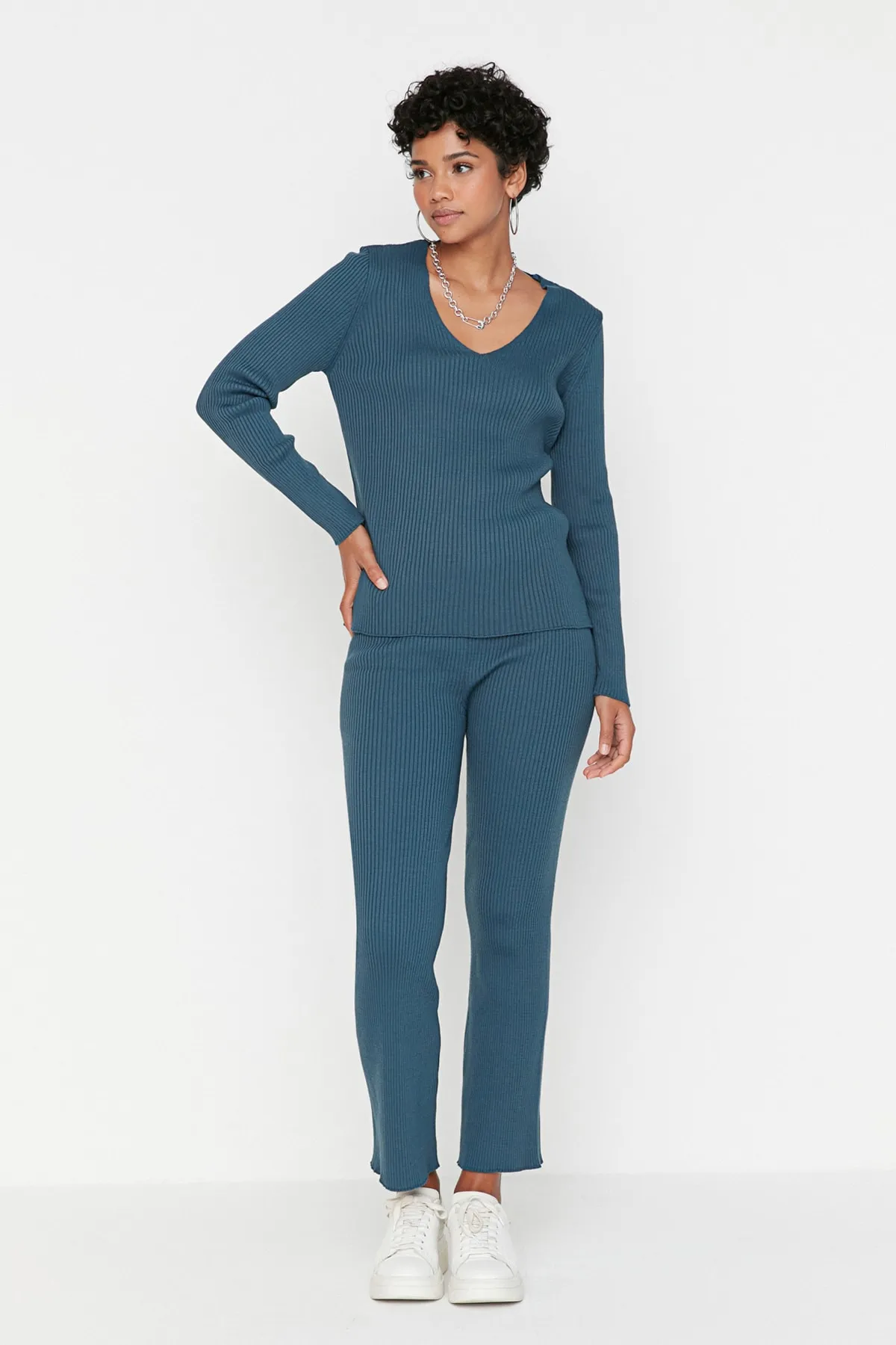 Trendyol Collection  Indigofarbenes Strickoberteil und -unterteil mit V-Ausschnitt TWOAW23AU00139