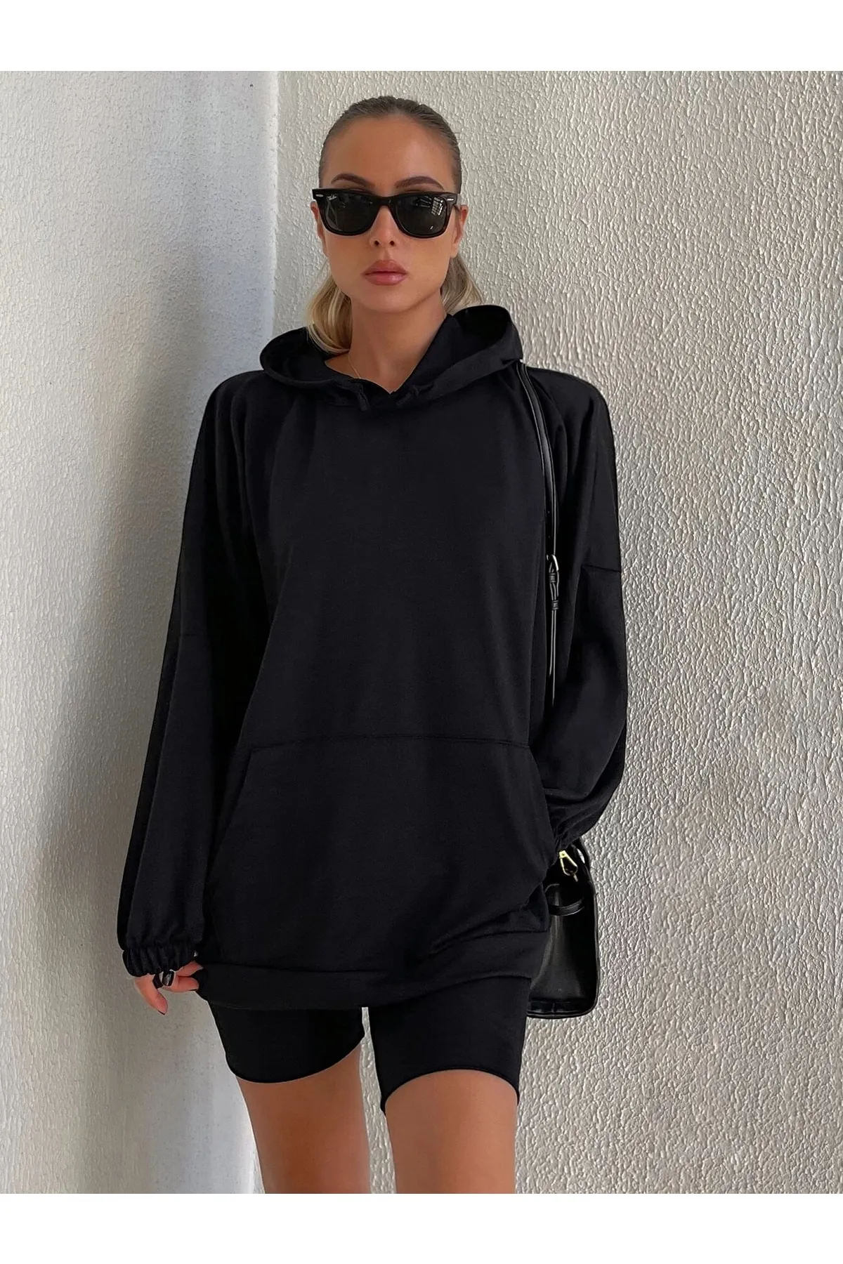 armonika  Schwarzes Damen-Sweatshirt mit Kapuze und Taschenarm-21K024027