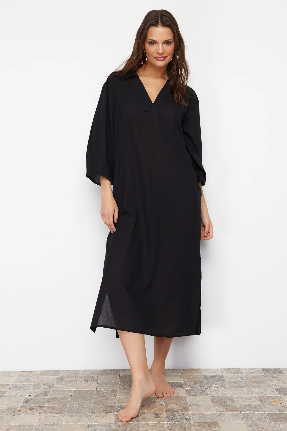 Trendyol Collection  Schwarzes, weit geschnittenes Midi-Strandkleid aus Webstoff TBESS22EL0009