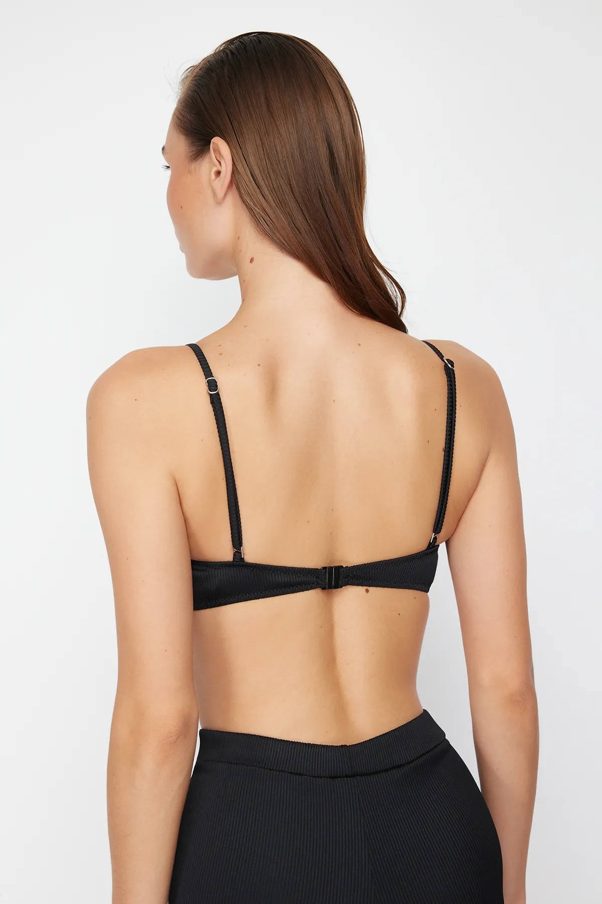 Trendyol Collection  Schwarzes, trägerloses Accessoires-Bikinioberteil mit Struktur TBESS23BU00381