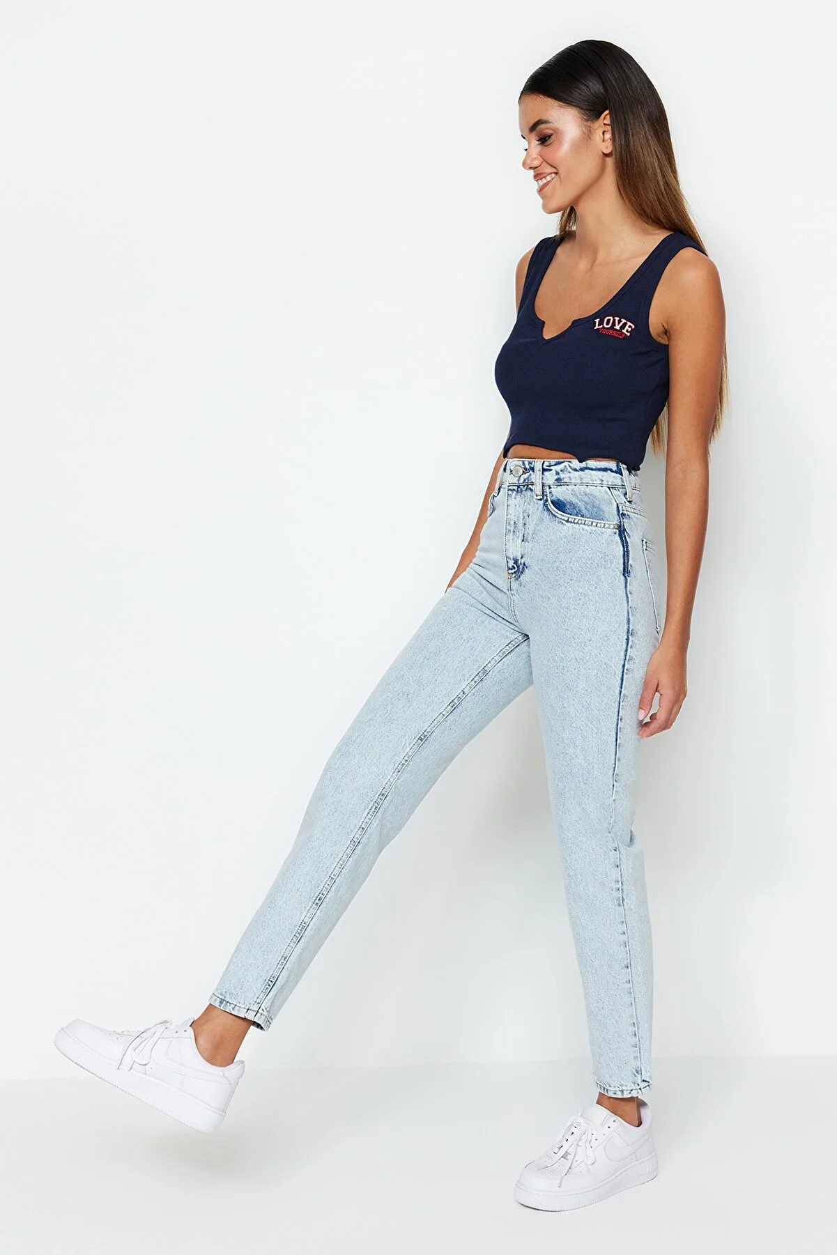 Trendyol Collection  Hellblaue High-Bel-Mom-Jeans TWOSS23JE00085
