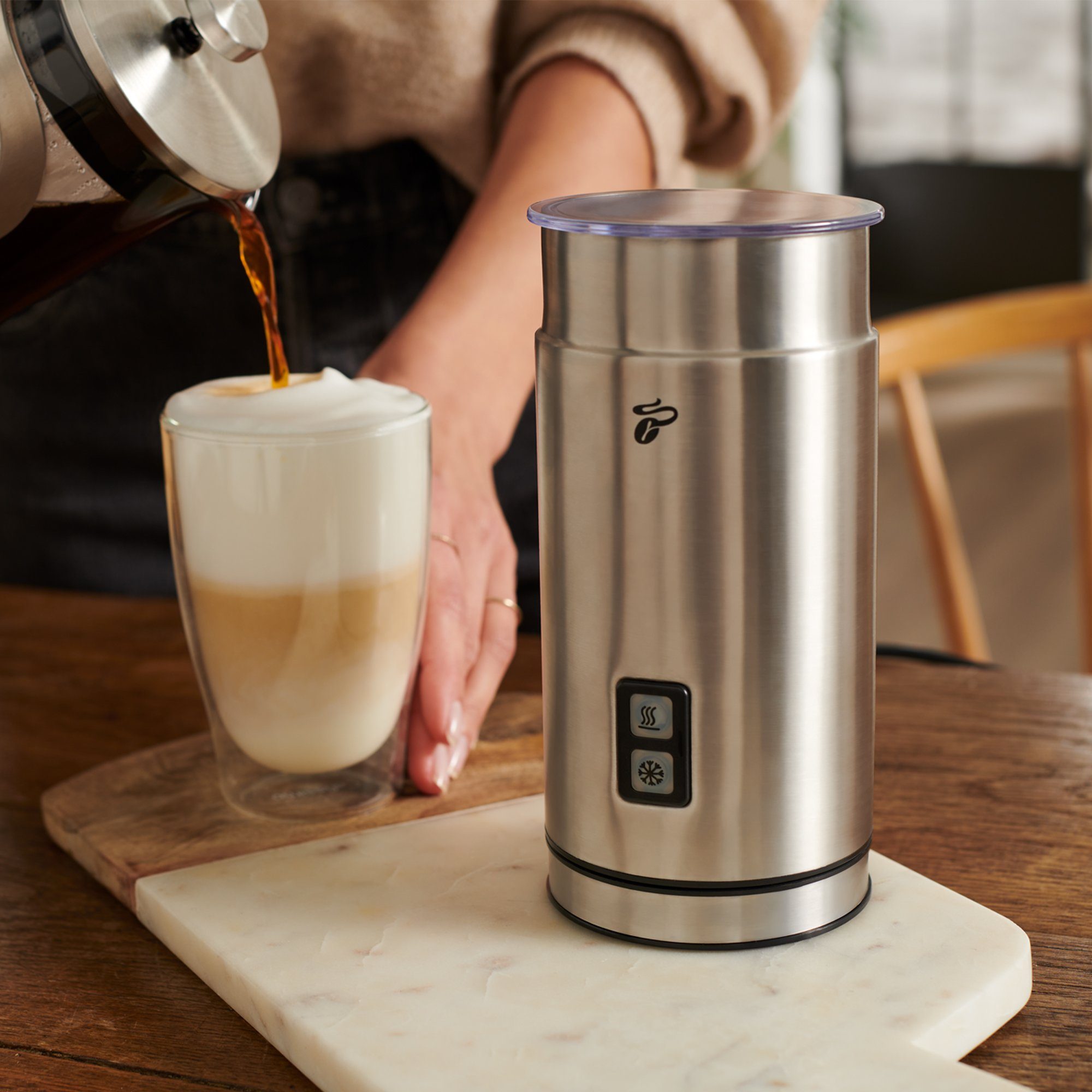 Tchibo Milchaufschäumer elektrisch, Antihaftbeschichtung, warmer und kalter Milchschaum, 130ml, 550 W, für Latte Macchiato, Cappuccino und Kakao, rostfreies Edelstahlgehäuse