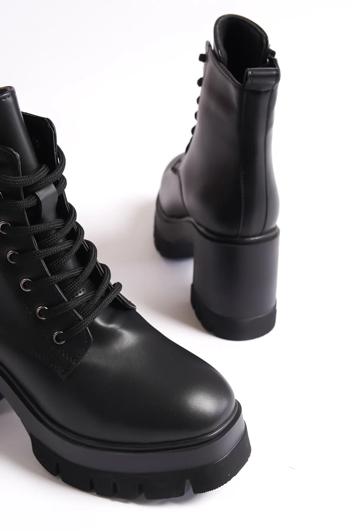 Capone Outfitters  Damenstiefel zum Schnüren mit runder Zehenpartie und mittelhohem Absatz
