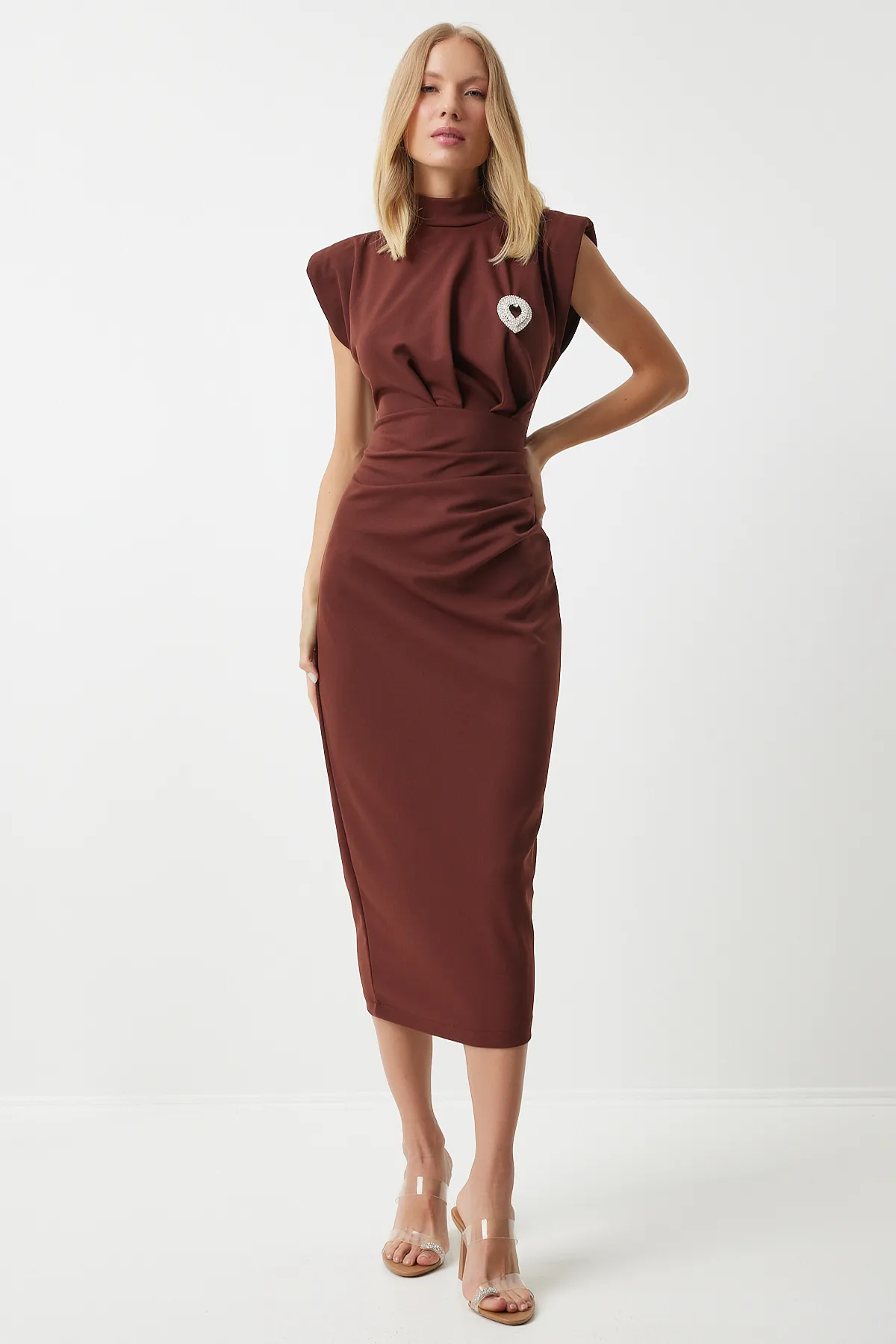 Happiness İstanbul  Braunes Strickkleid mit Brosche und Raffung - DE00029