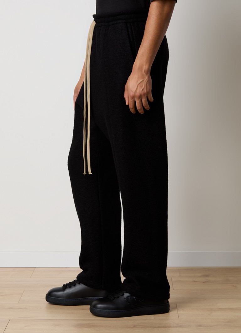Forumul Fear of God – pantaloni simpli din raion cu cusături