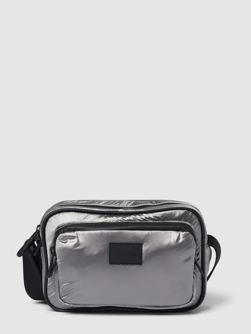 Umhängetasche in metallic in silber