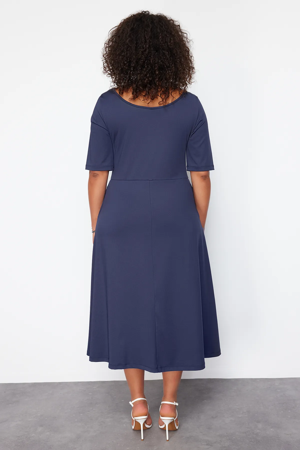 Trendyol Curve  Marineblaues, nachhaltigeres Midi-Strickkleid TBBSS24AH00168
