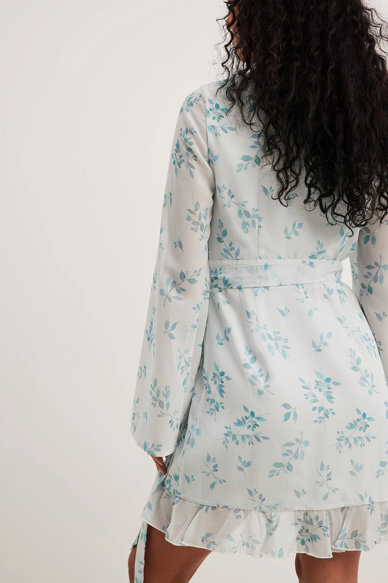 Überlappendes Minikleid mit gebundener Taille