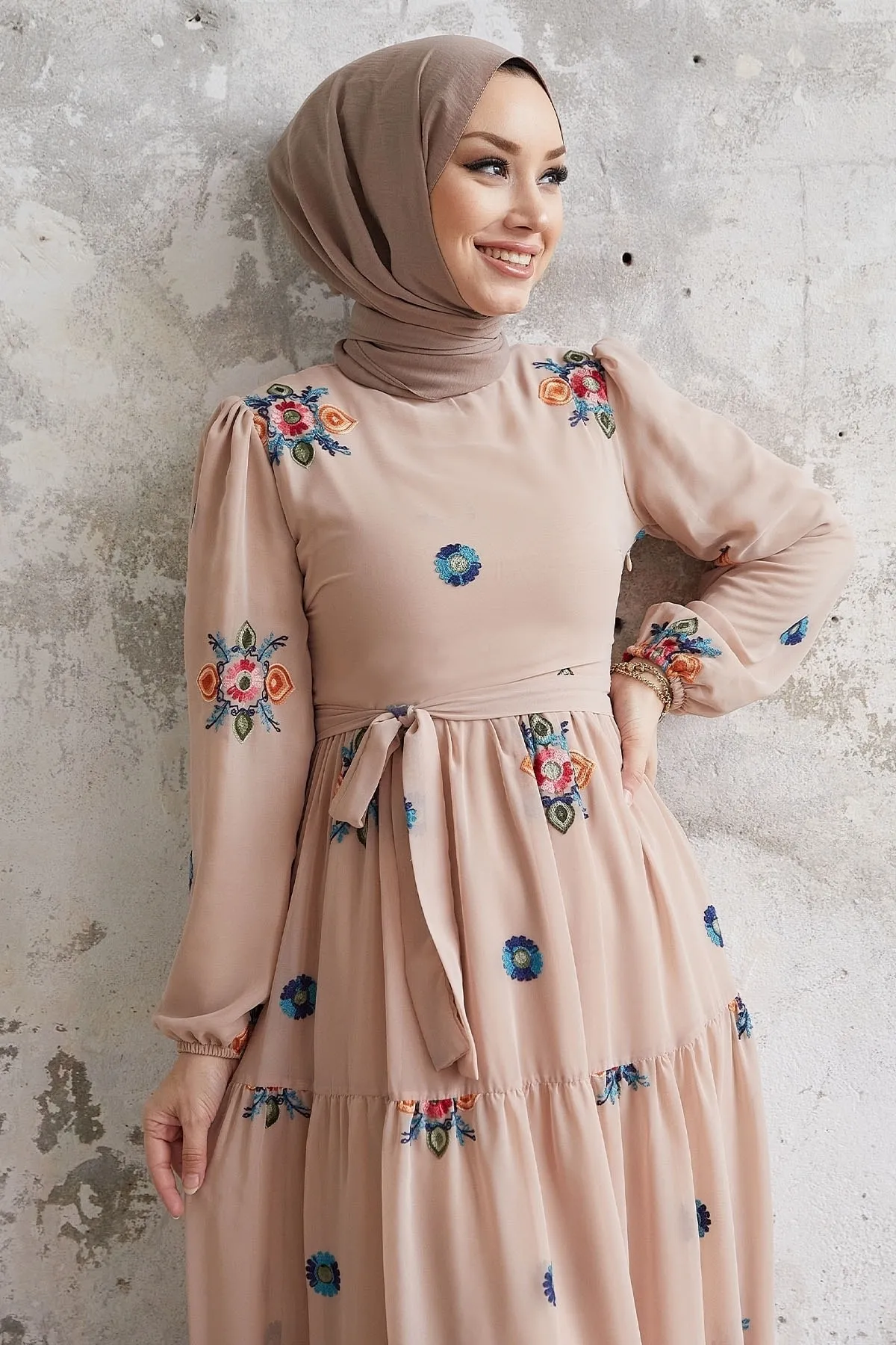 InStyle  Vanes Chiffonkleid mit Blumenstickerei – Beige