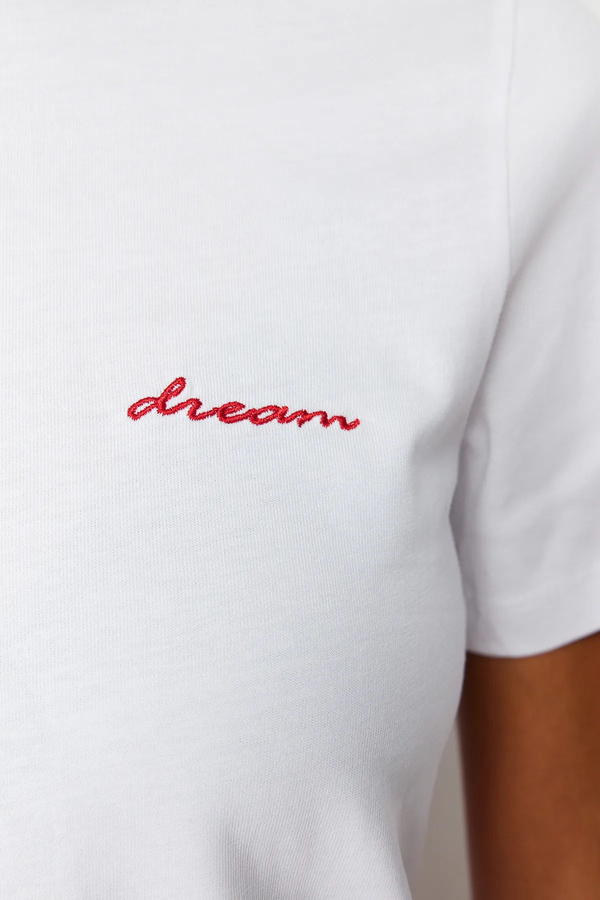 Trendyol Collection  Weißes Strick-T-Shirt mit Slogan-Stickerei, 100 % Baumwolle, Regular Fit TWOSS24TS00097