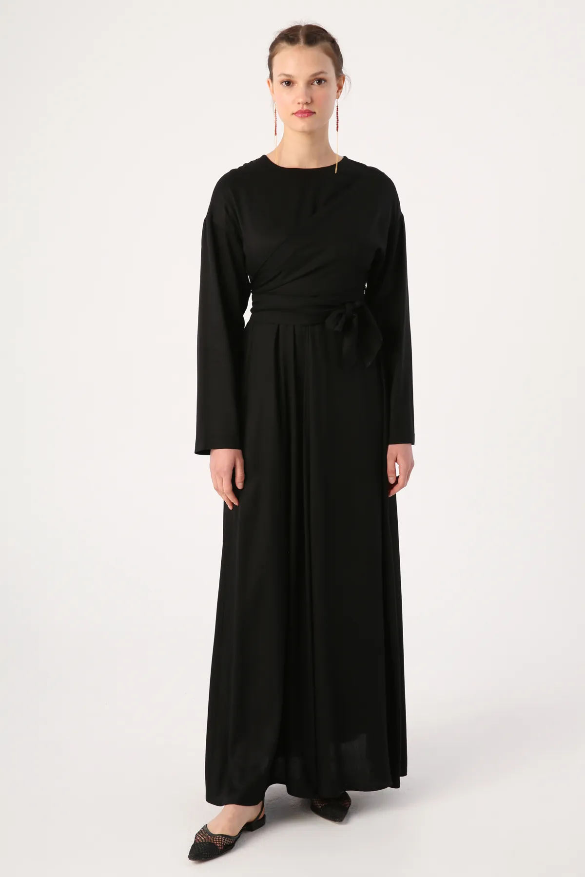 ALLDAY  Schwarzes Viskosekleid mit Rundhalsausschnitt und Bindedetail an der Taille