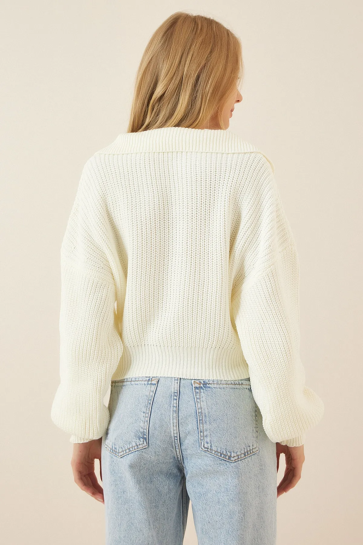 Happiness İstanbul  Kurzer Strickpullover mit Polokragen in Ecru für Damen NF00031