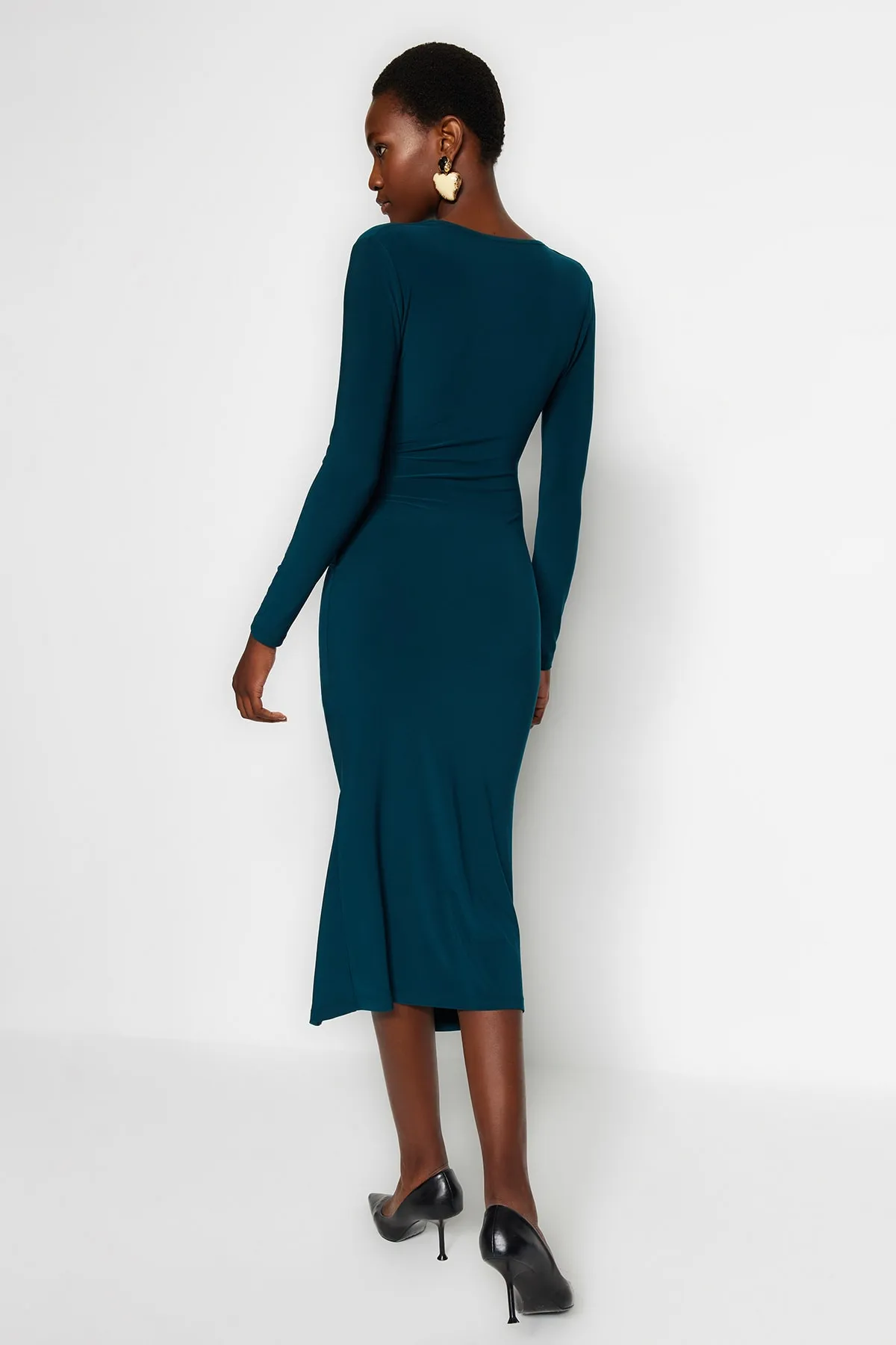 Trendyol Collection  Smaragdgrünes, drapiertes, figurbetontes, flexibles Midi-Strickkleid mit V-Ausschnitt TWOAW24EL00197