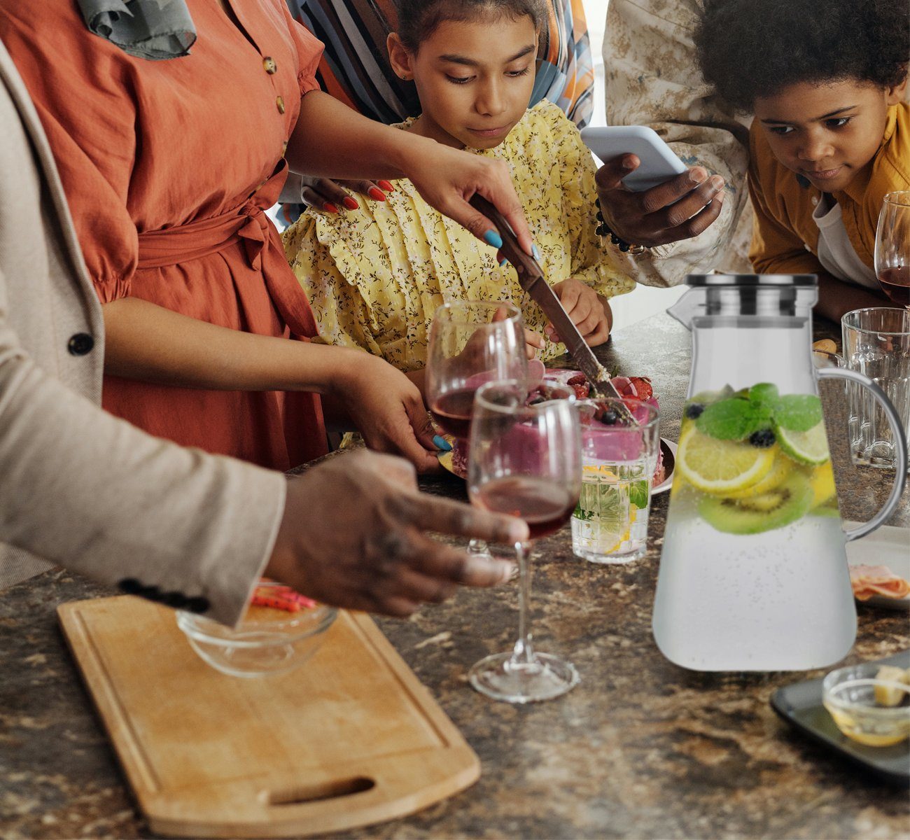 Homewit Wasserkaraffe 2,2L Glas Wasserkaraffe Wasserkrug Kühlkaraffe Glaskaraffe mit Edelstahl Filter, (Set, 1-tlg., 2.2 L), für die Zubereitung und Servierung von heißen oder kalten Getränken