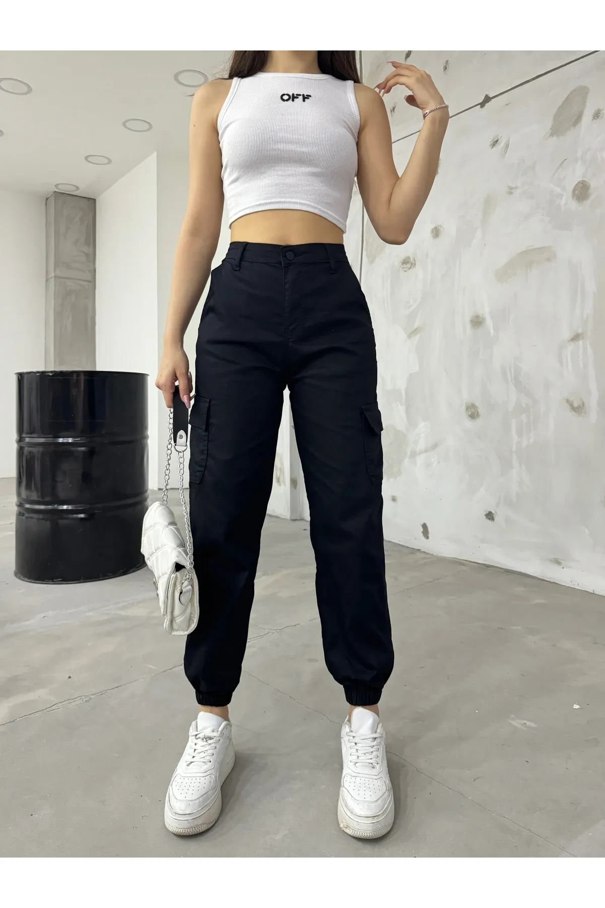 BİKELİFE  Schwarze Hose aus Gabardine-Stoff mit Cargotaschen