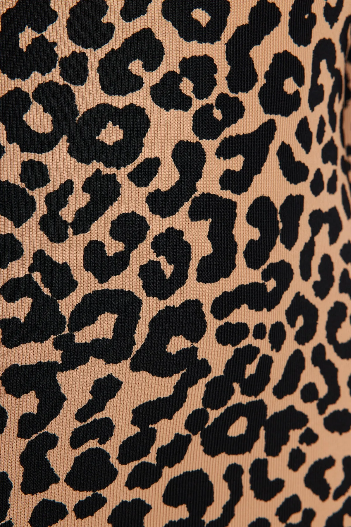 Trendyol Collection  Kamelfarbenes, mit Leopardenmuster gemustertes, eng anliegendes, flexibles Strickkleid mit hohem Kragen und langen Ärmeln im Ottoman-Stil TWOAW24EL00334