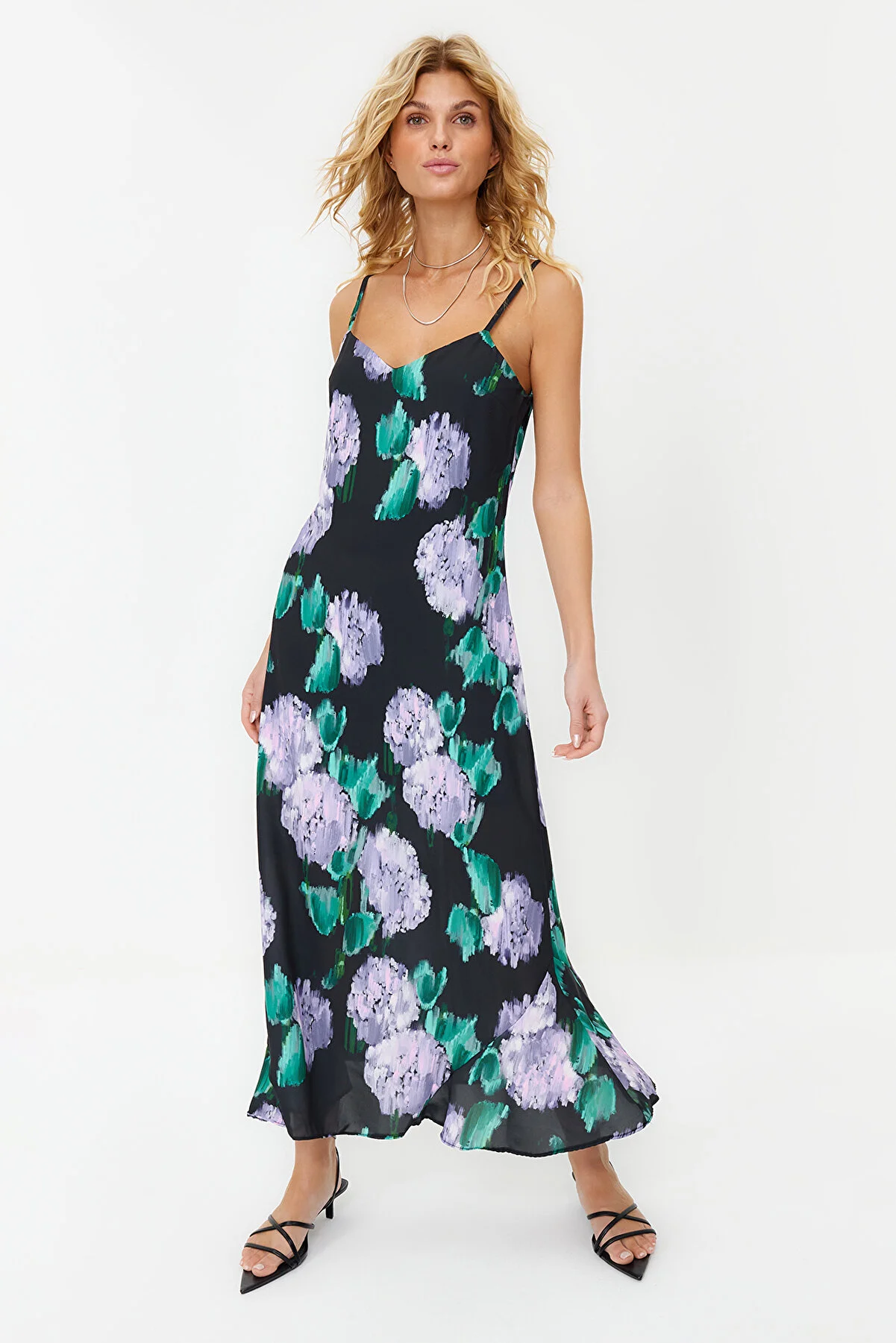 Trendyol Collection  Schwarzes, geblümtes, gewebtes Maxikleid mit Trägern und geradem Schnitt aus Satin TWOSS23EL02416