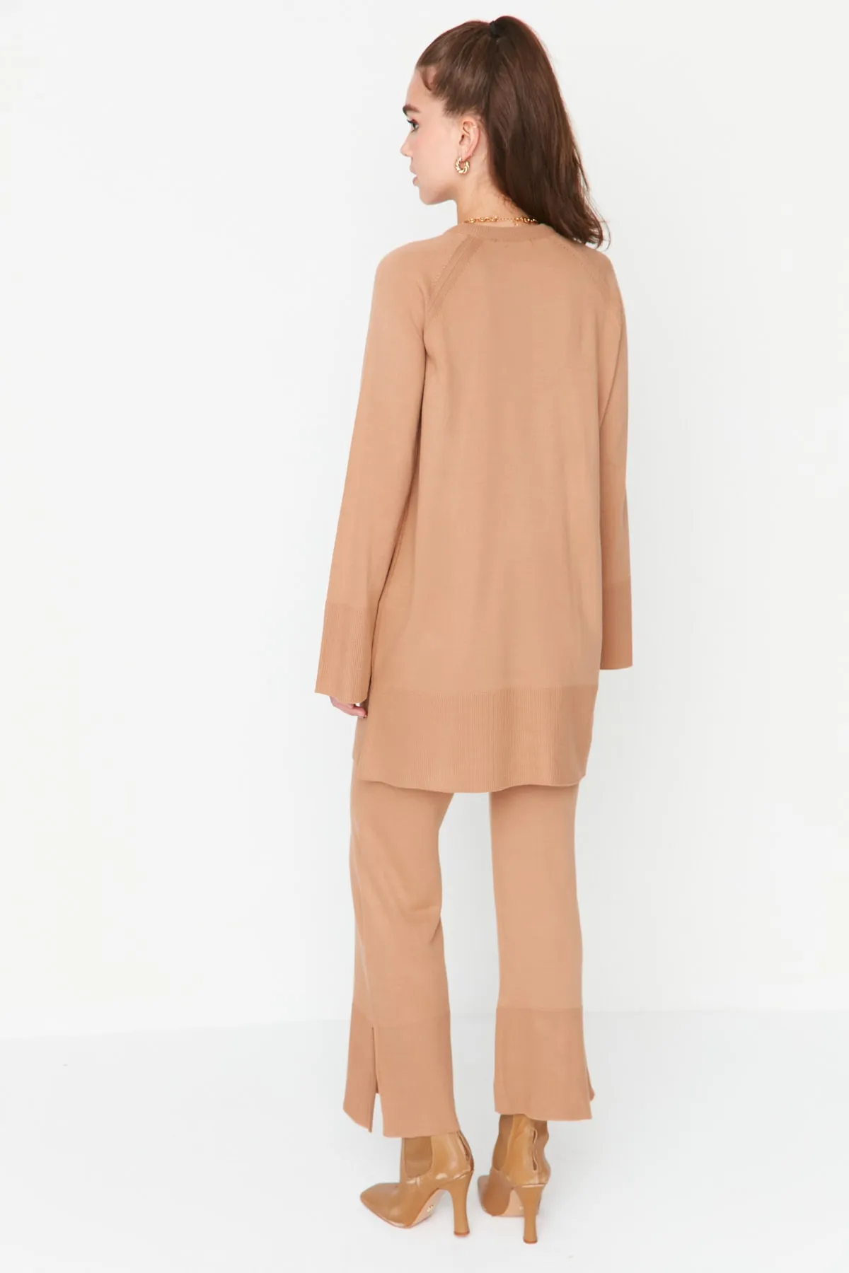 Trendyol Modest  Kamelfarbenes Strickset aus Pullover und Hose mit Schlitzdetail TCTAW23US00045