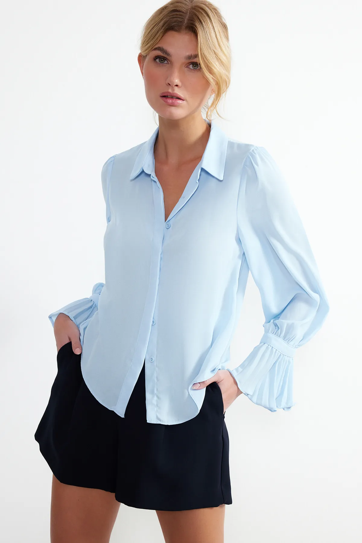 Trendyol Collection  Babyblaues gewebtes Hemd mit spanischen Ärmeln - Regular Fit TWOAW22GO0487