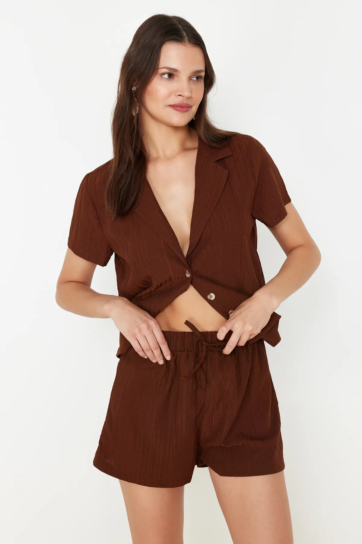 Trendyol Collection  Braunes gewebtes Hemd-Shorts-Set TBESS24AU00065
