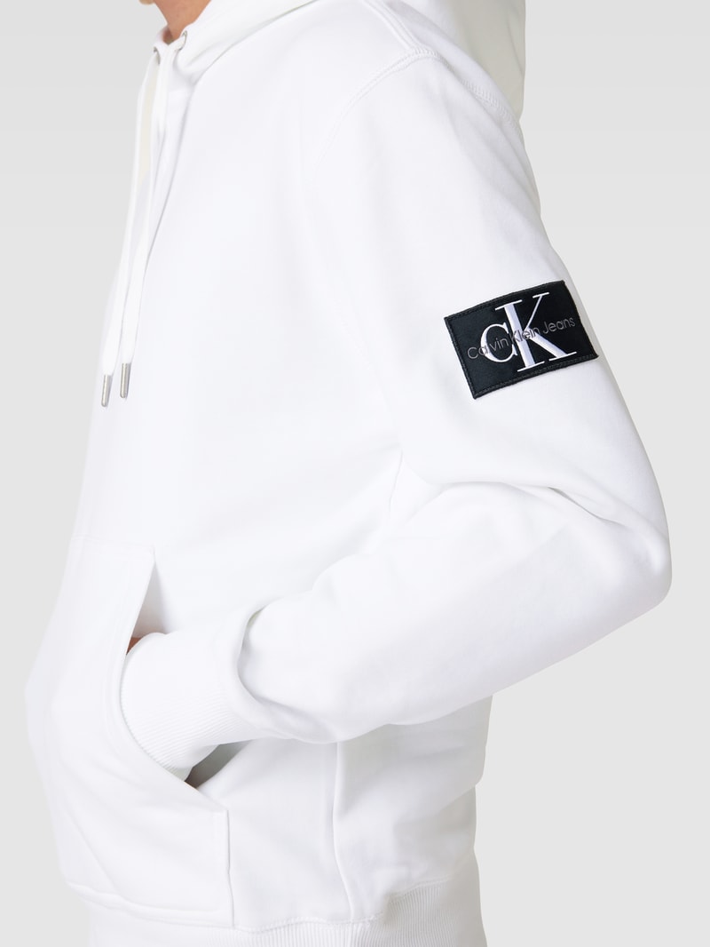 Hoodie mit Label-Patch in weiß