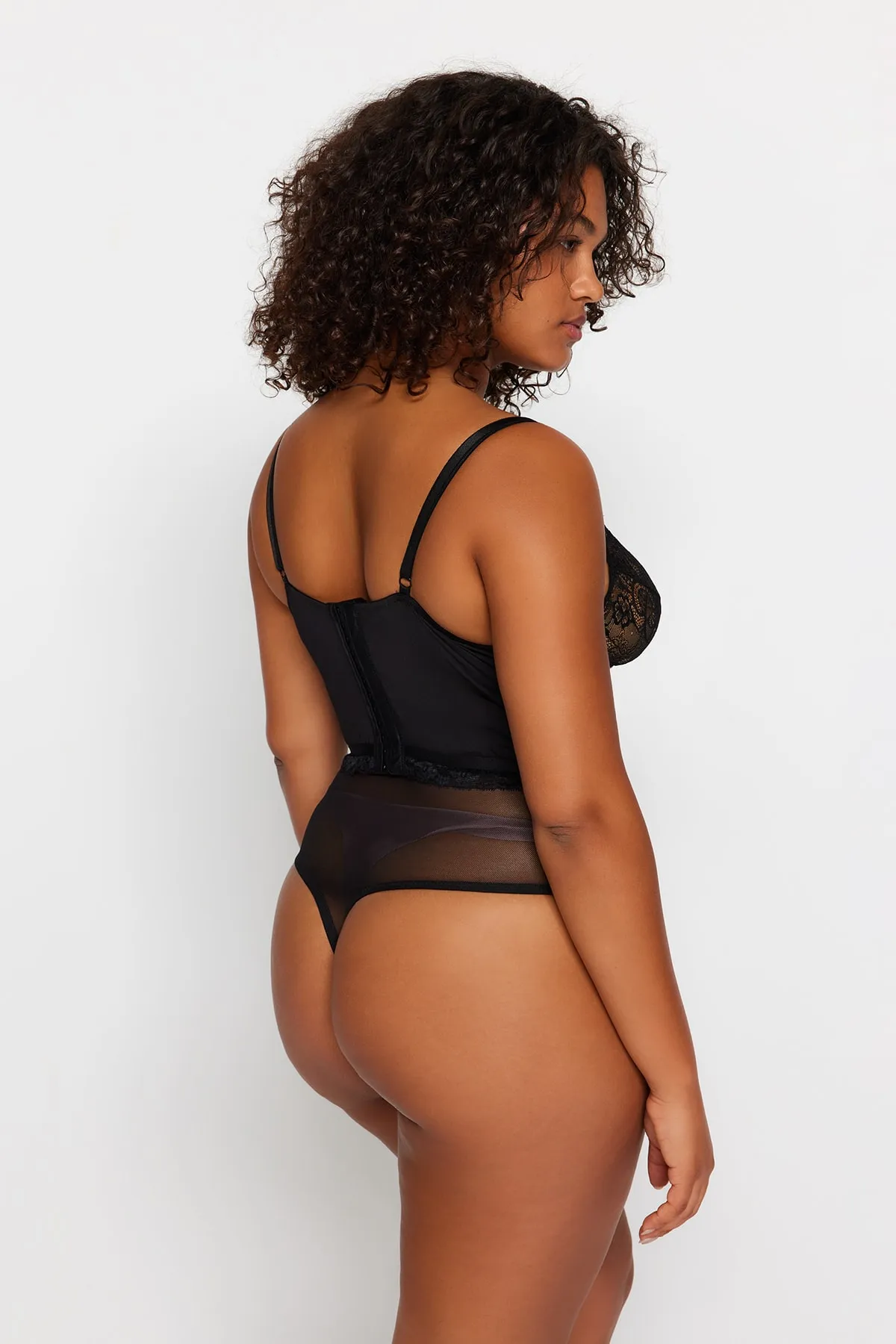 Trendyol Curve  Detaillierte Bustier-Höschen-Unterwäsche-Sets mit schwarzer Spitze TBBSS23DG00000