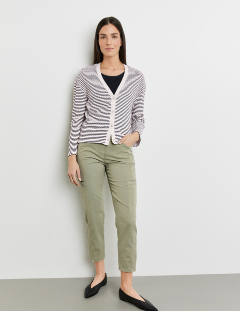 Modische Strickjacke mit dekorativer Blende
