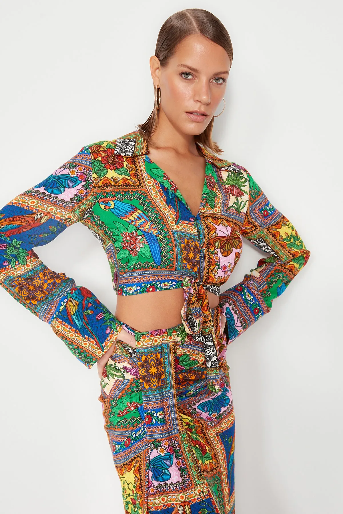 Trendyol Collection  Gewebtes Blusen-Rock-Set mit tropischem Muster und Schlitz TBESS23AU00059
