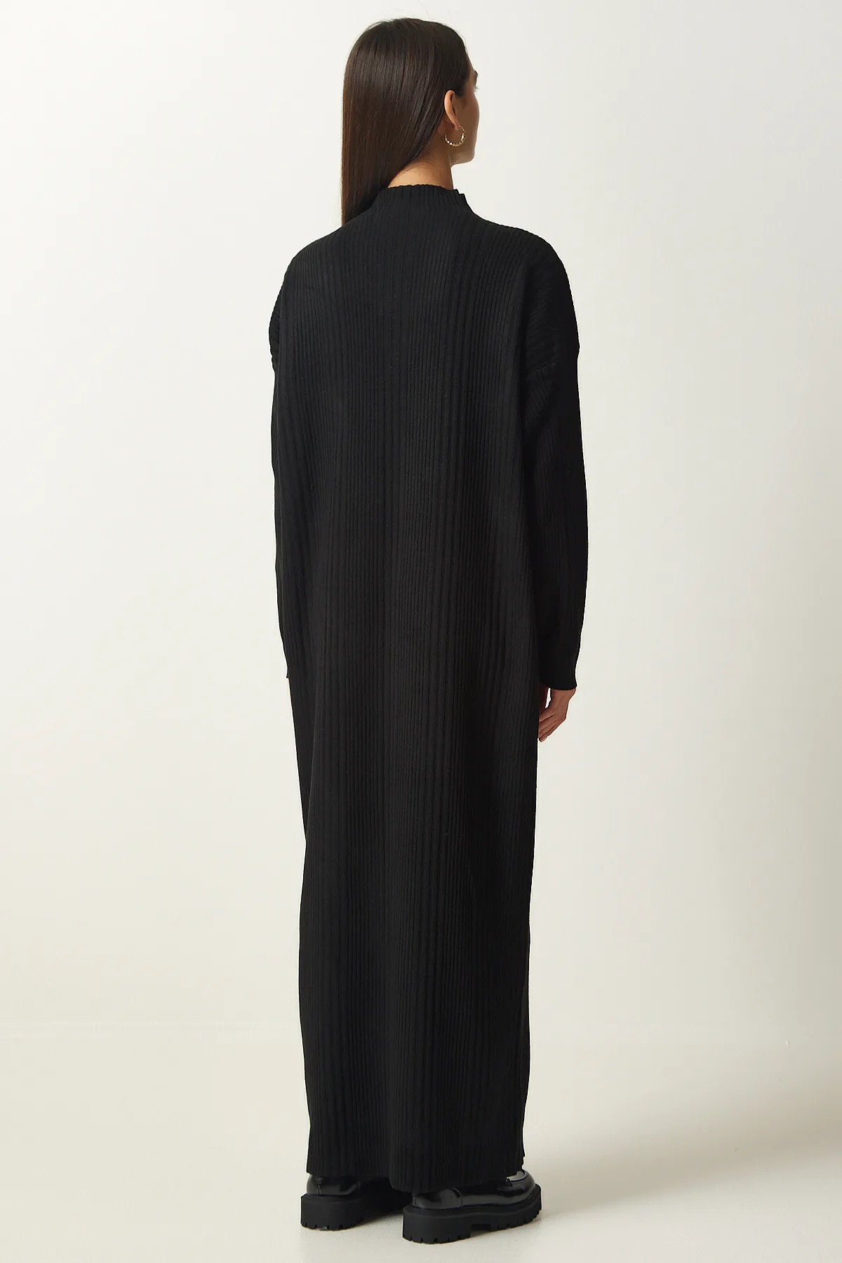 Happiness İstanbul  Schwarzes Oversize-Strickkleid mit hohem Kragen für Damen XN00001