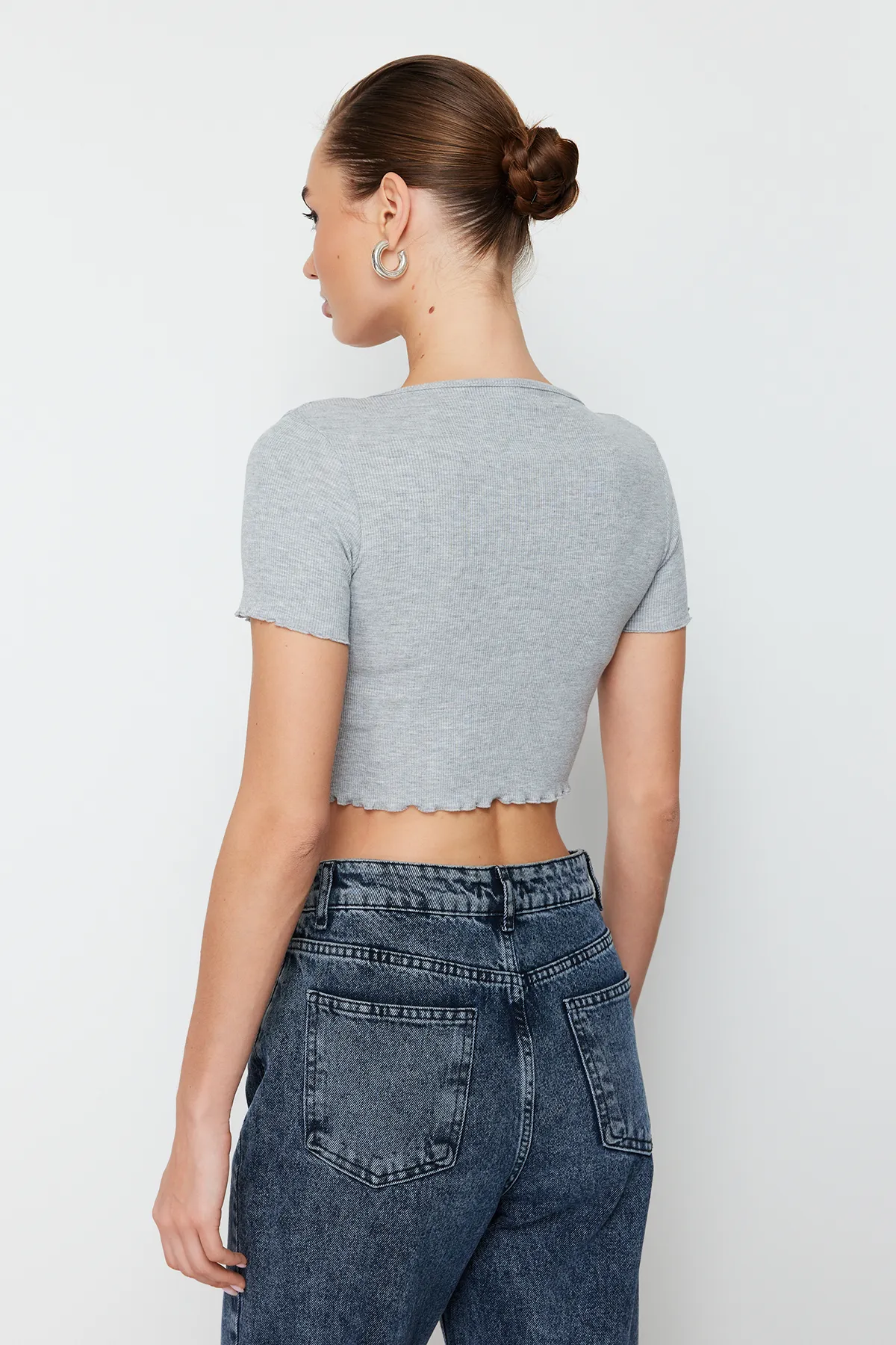 Trendyol Collection  Graue Melange-Baby-Overlock-Strickbluse mit Pool-Ausschnitt, detaillierte, bauchfreie, gerippte, dehnbare Strickbluse TWOSS24BZ00197
