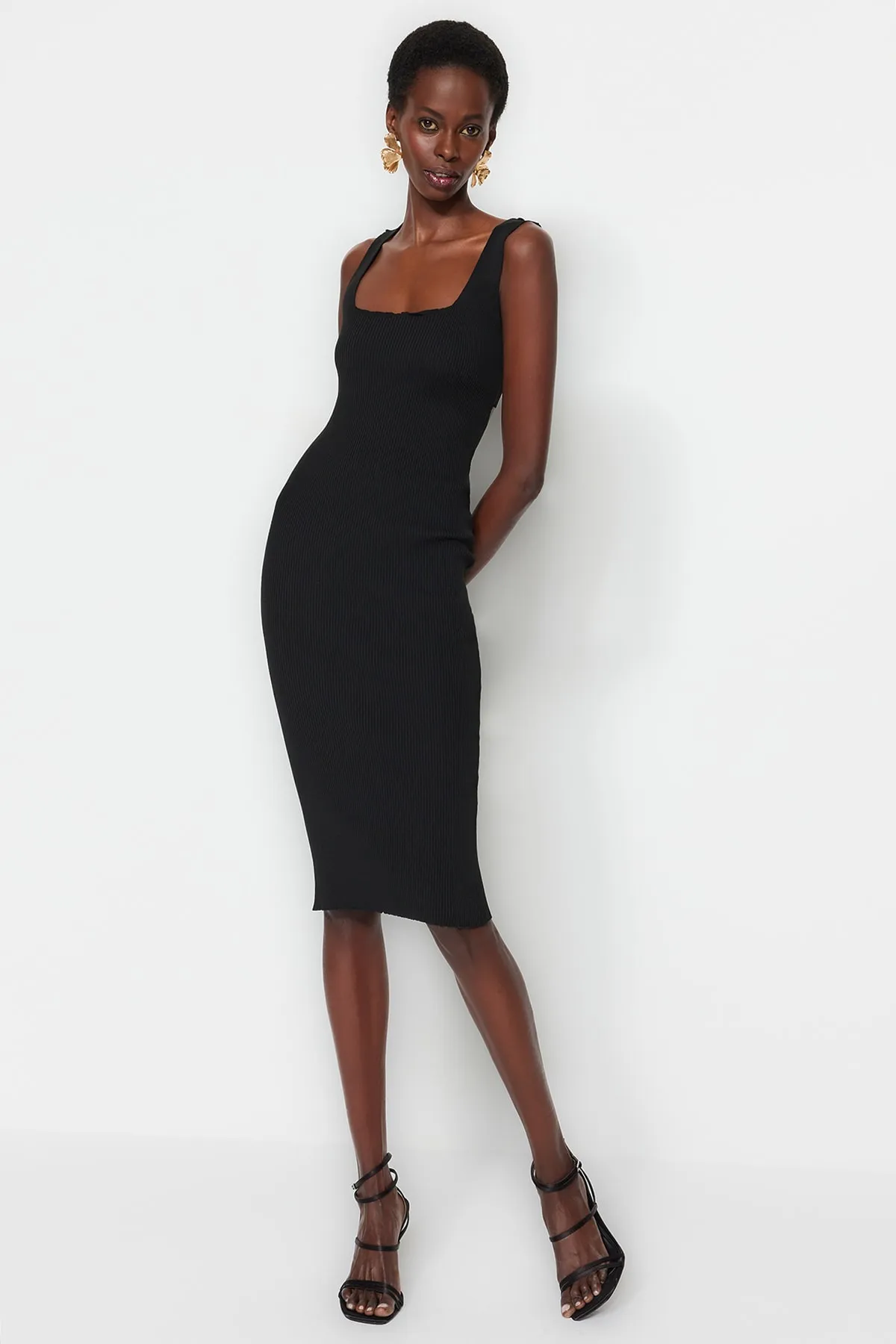 Trendyol Collection  Schwarzes, tailliertes Strick-Abendkleid TPRSS23EL00368