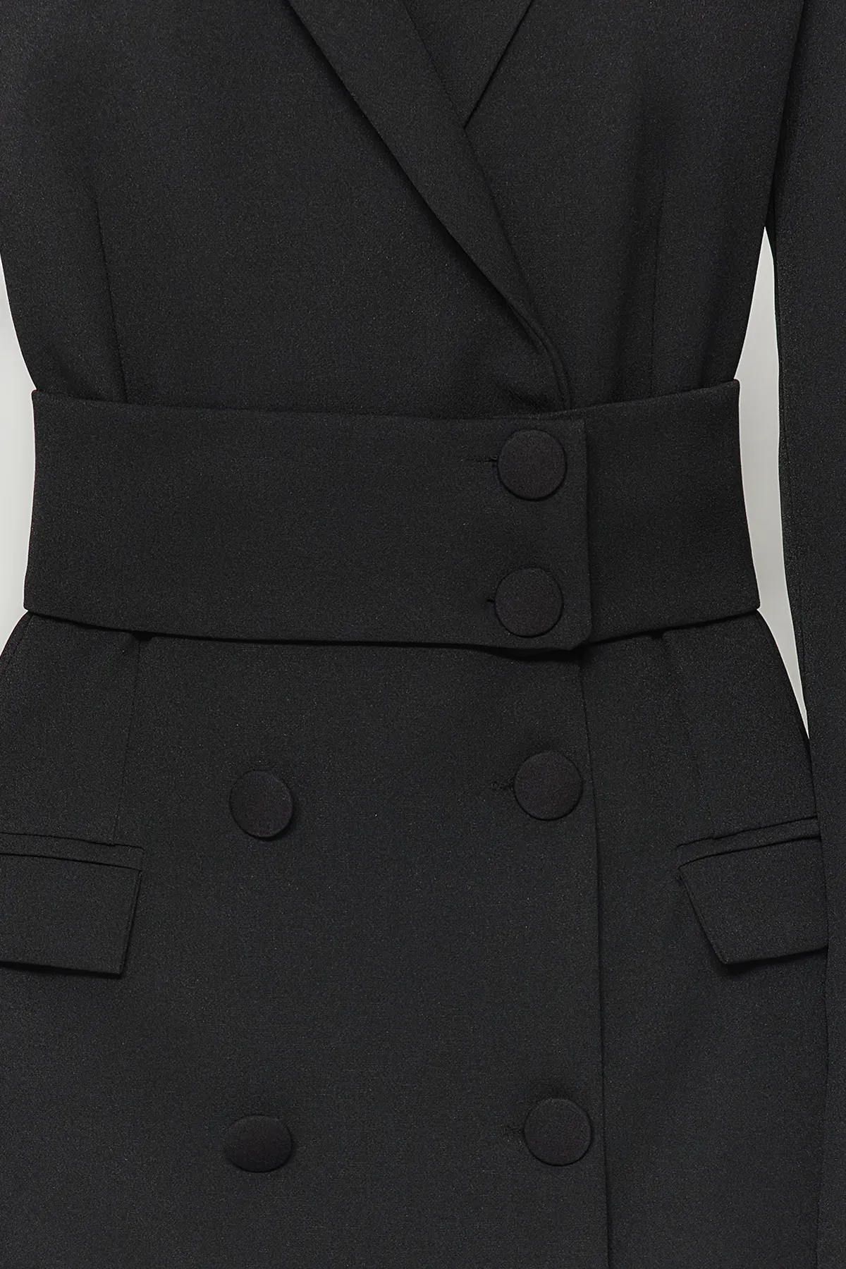Trendyol Collection  Schwarzes Mini-Webkleid mit gewebten Knöpfen und Gürtel TWOAW24EL00497