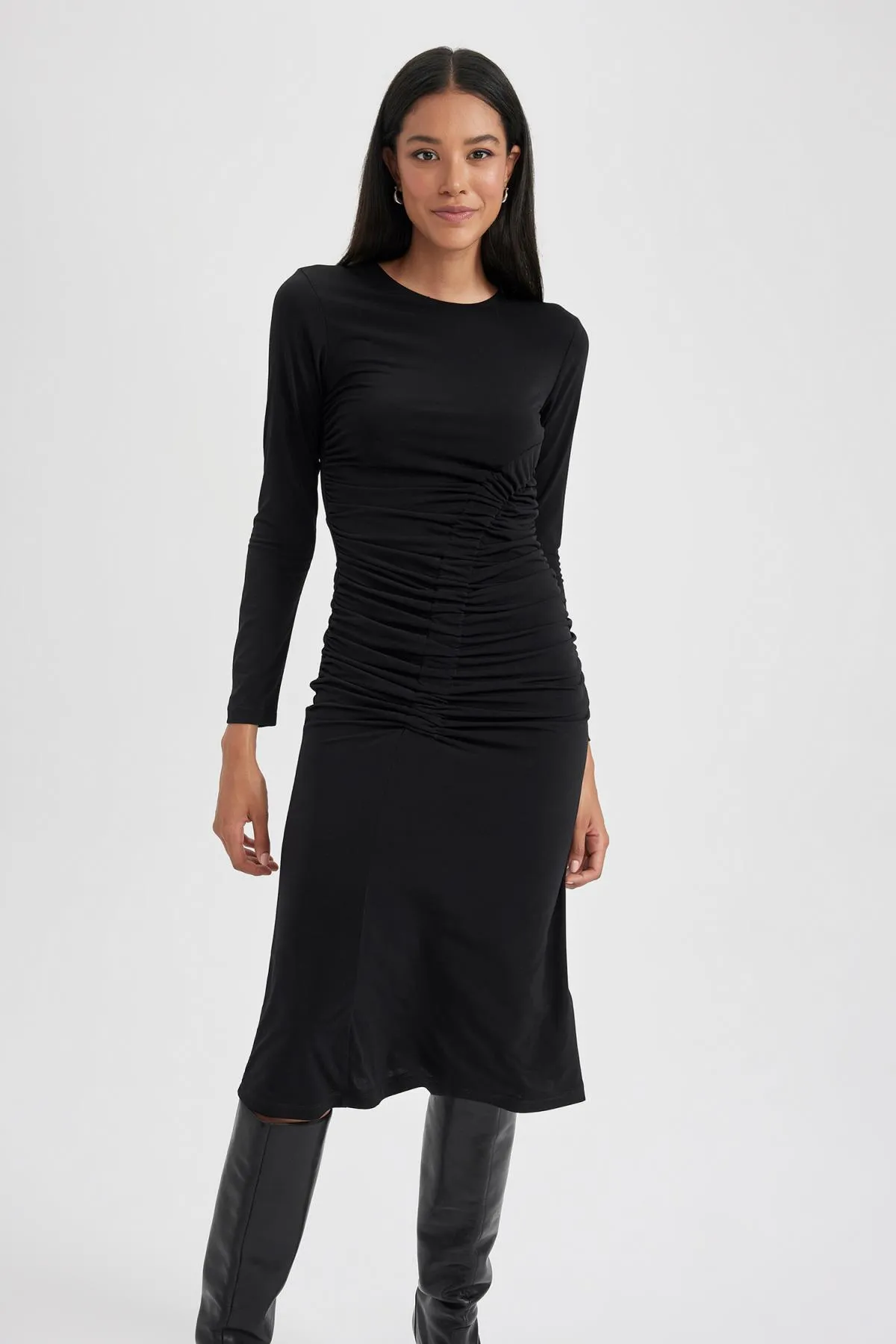 DeFacto  Figurbetontes Midi-Langarmkleid mit Rundhalsausschnitt B1819ax23au