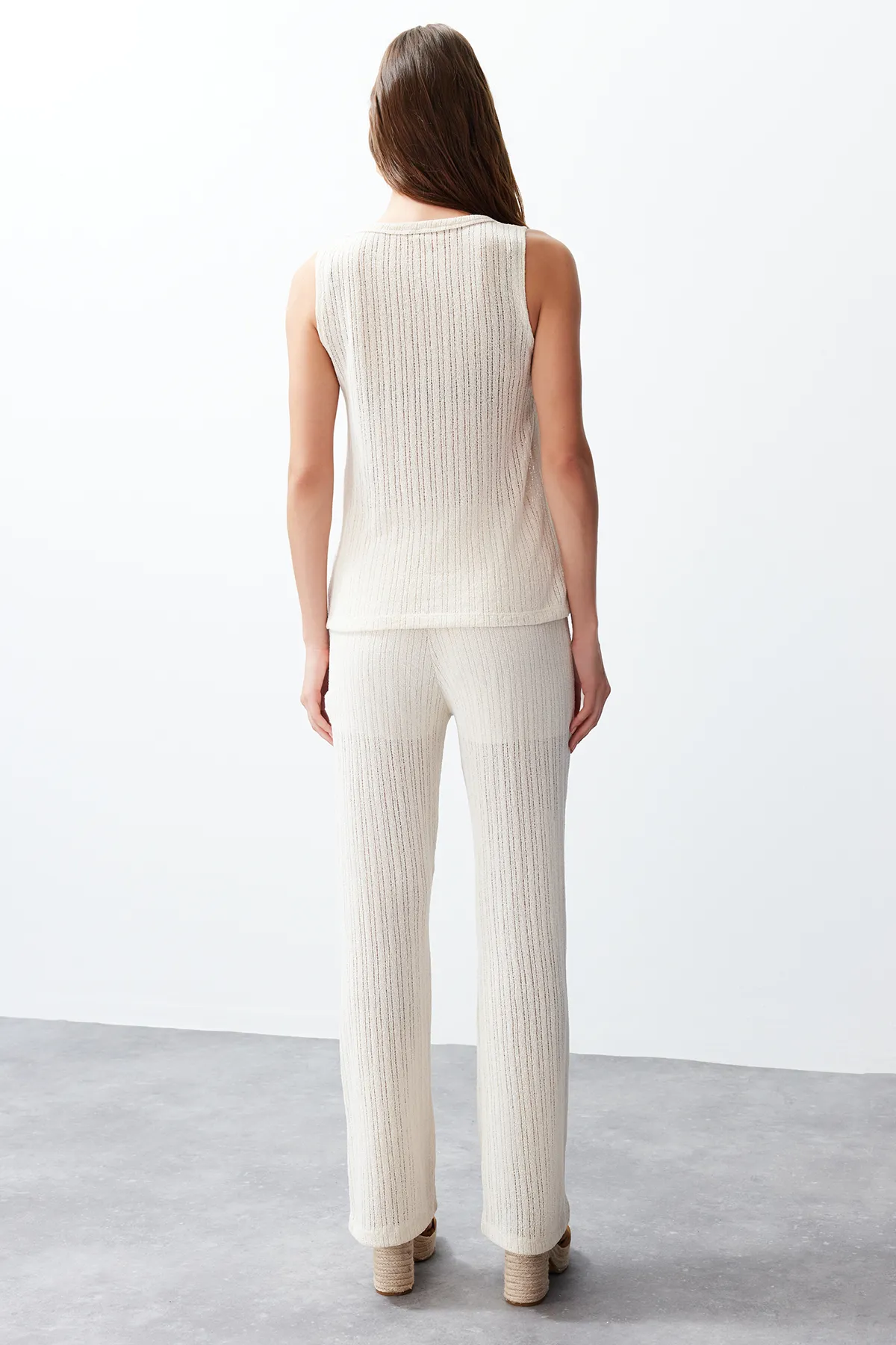 Trendyol Collection  Ecrufarbenes Set aus Strickoberteil und -unterteil in Strickoptik mit V-Ausschnitt und normaler Passform TWOSS24AU00022