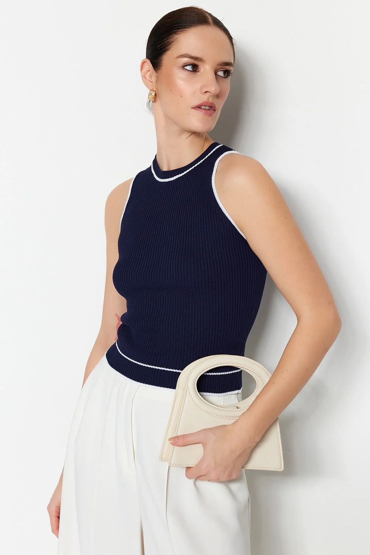 Trendyol Collection  Marineblaue Basic-Strickbluse mit Blockfarben TWOSS23BZ00611