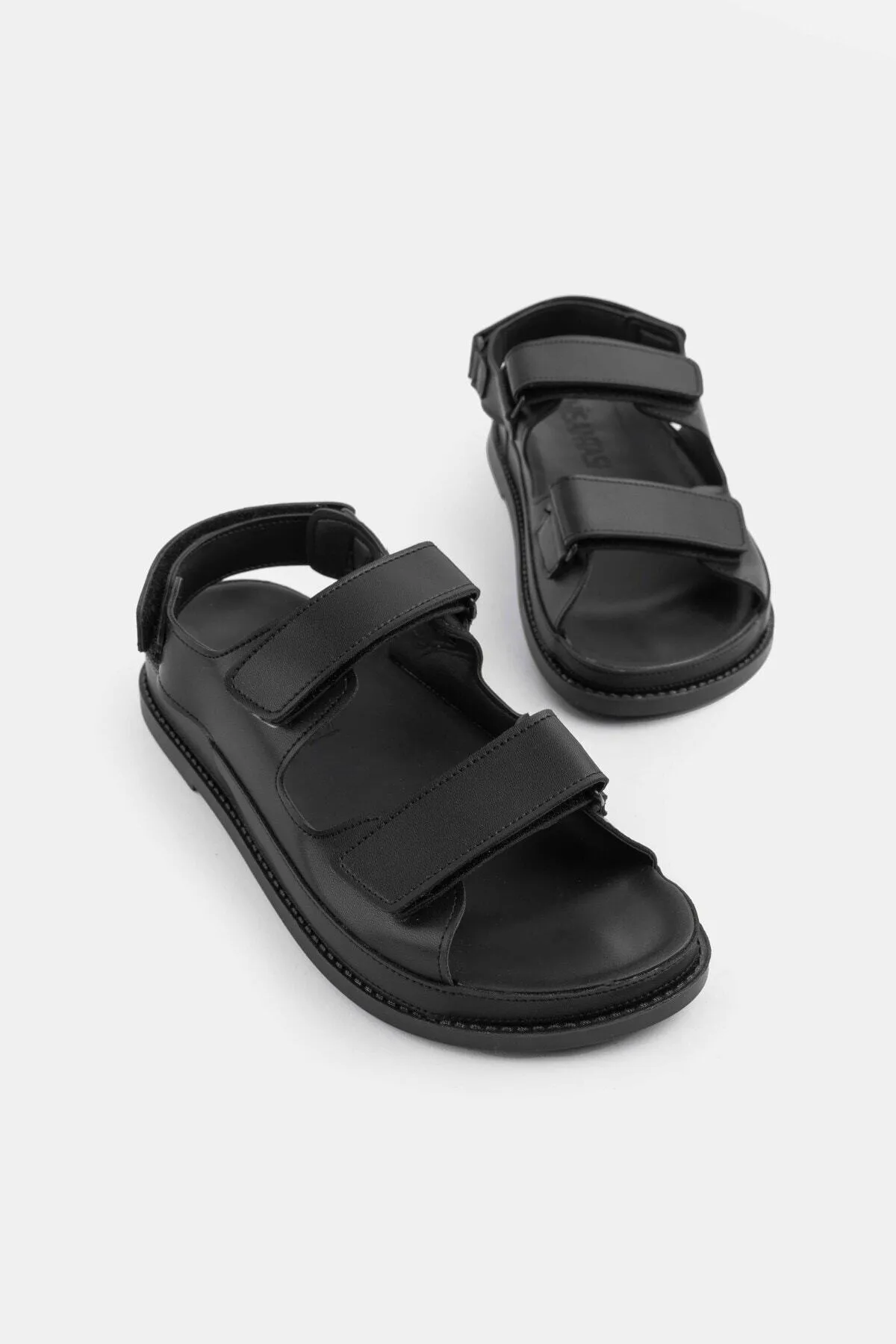 NİŞANTAŞI SHOES  Julia Black Matte Damen-Sandalen mit Klettverschluss und flacher Sohle