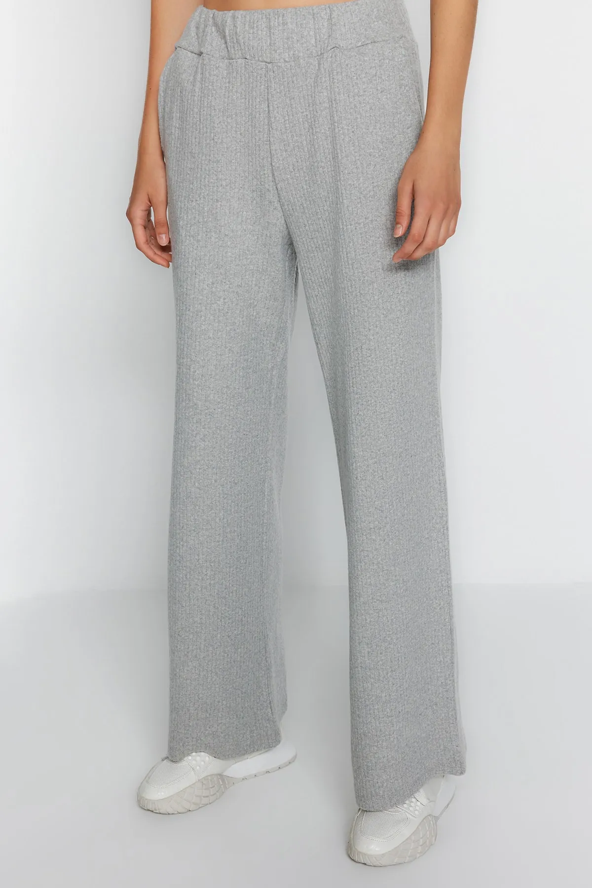 Trendyol Collection  Graue Jogginghose aus Rippstrick mit weitem Bein und bequemem Schnitt TWOAW23EA00065
