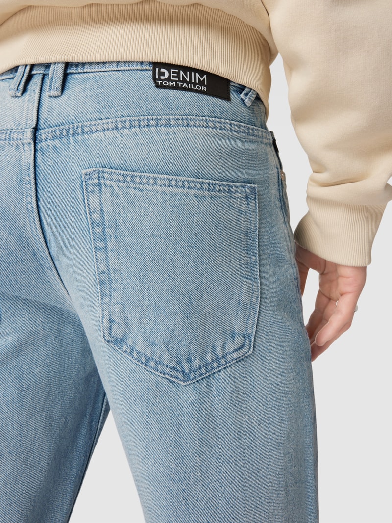 Jeans mit Label-Patch in eisblau
