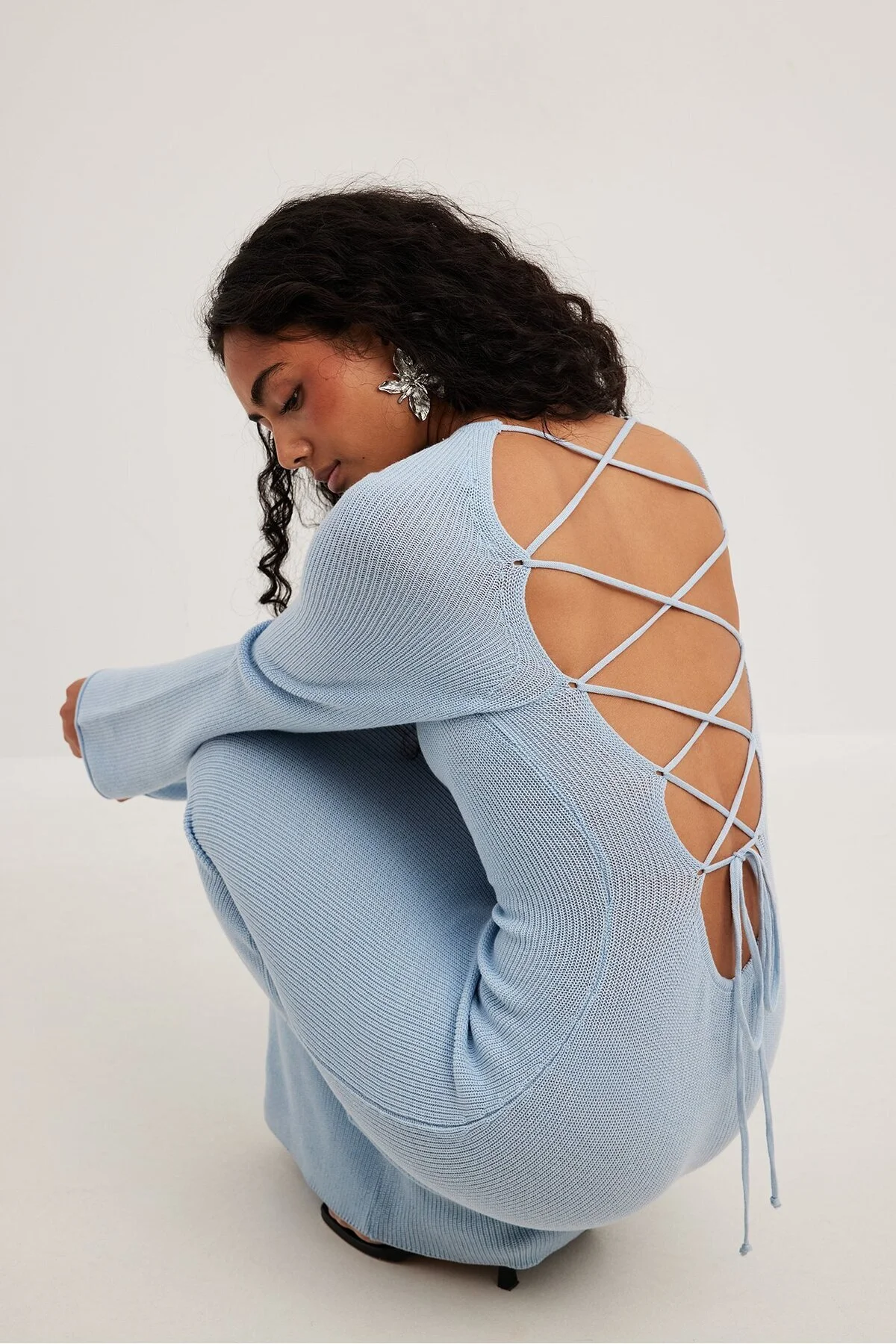 NA-KD  Gestricktes Maxikleid mit offenem Rücken und Spitzendetail