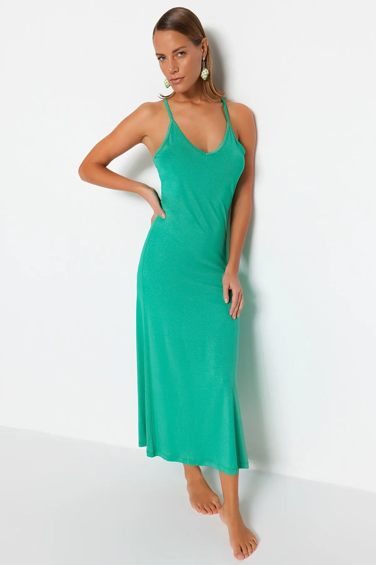 Trendyol Collection  Grünes, tailliertes, rückenfreies Maxi-Strandkleid aus Strick TBESS23EL00126