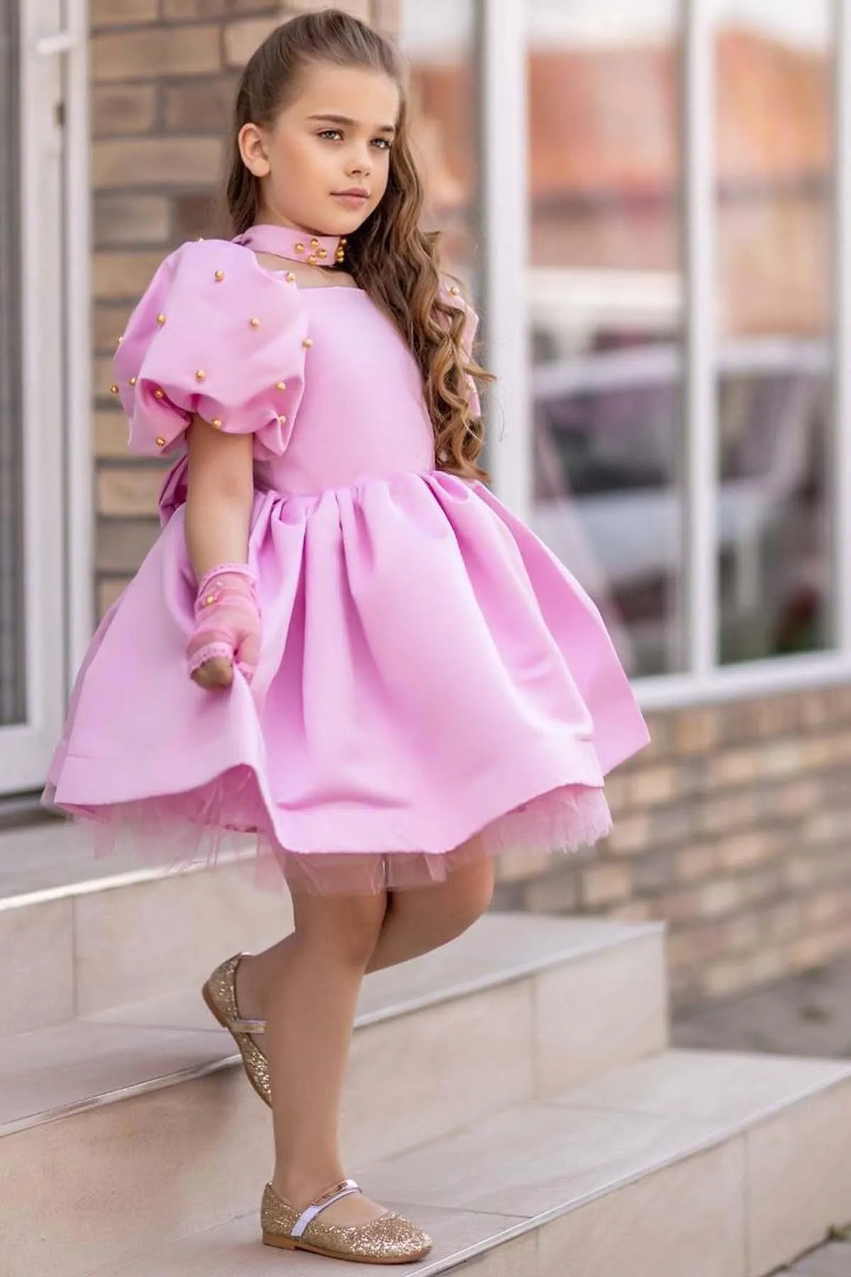 Riccotarz  Mädchen-Abendkleid mit Wassermelonenärmeln, Perlenperlen und transparenten Handschuhen, detailliertes rosafarbenes Abendkleid mit Tüll innen