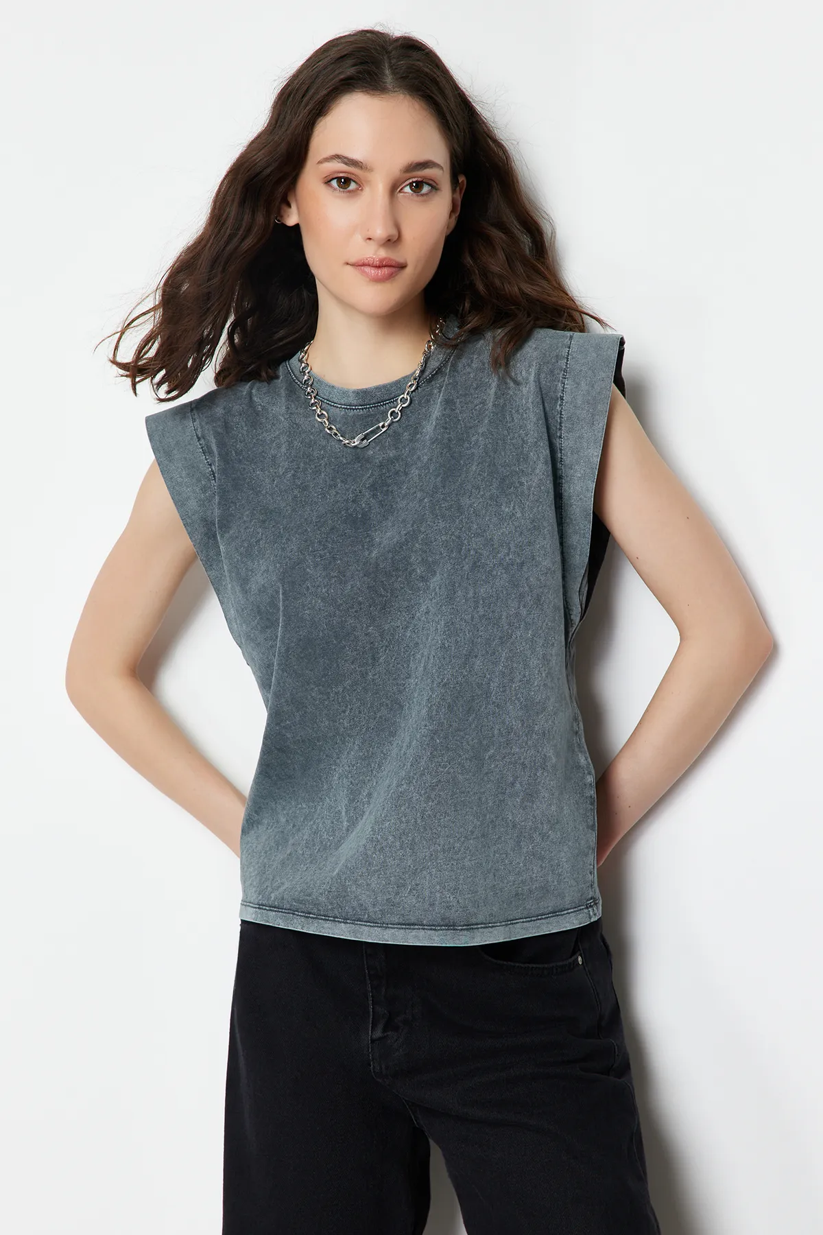 Trendyol Collection  Anthrazit*001 Basic-Strick-T-Shirt aus 100 % Baumwollwatte mit verblasstem Effekt und Rundhalsausschnitt TWOSS20TS0021
