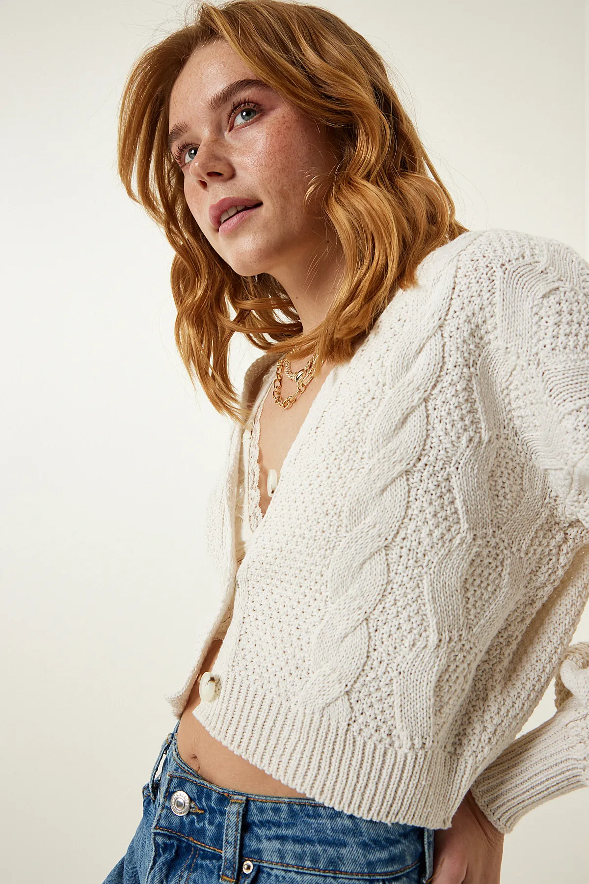 Happiness İstanbul  Cremefarbene kurze Strickjacke mit Knopfleiste und Motiv für Damen MW00132