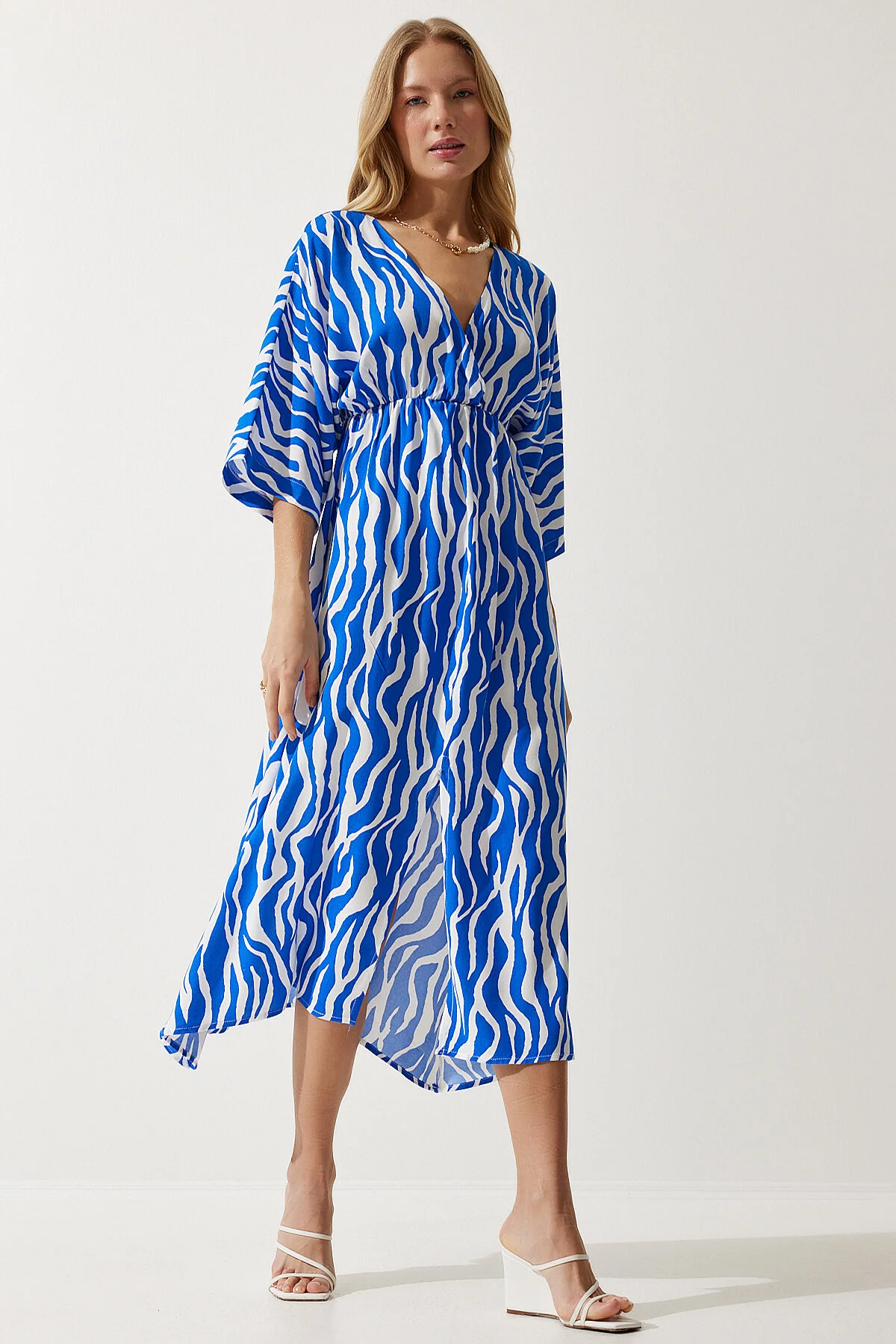 Happiness İstanbul  Blau-weißes, tiefes V-Ausschnitt-Sommerkleid aus Viskose für Damen, lang, CI00081