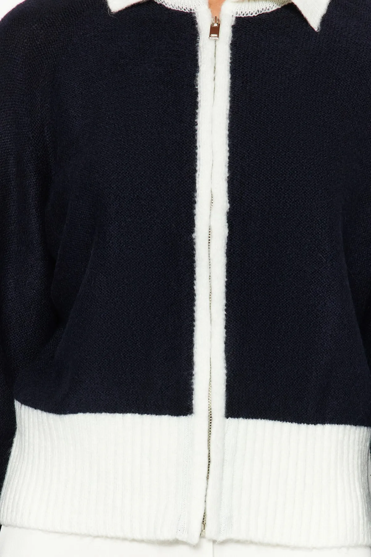 Trendyol Collection  Marineblaue Strickjacke mit weicher Struktur und Reißverschluss in Farbblock-Optik TWOAW24HI00102