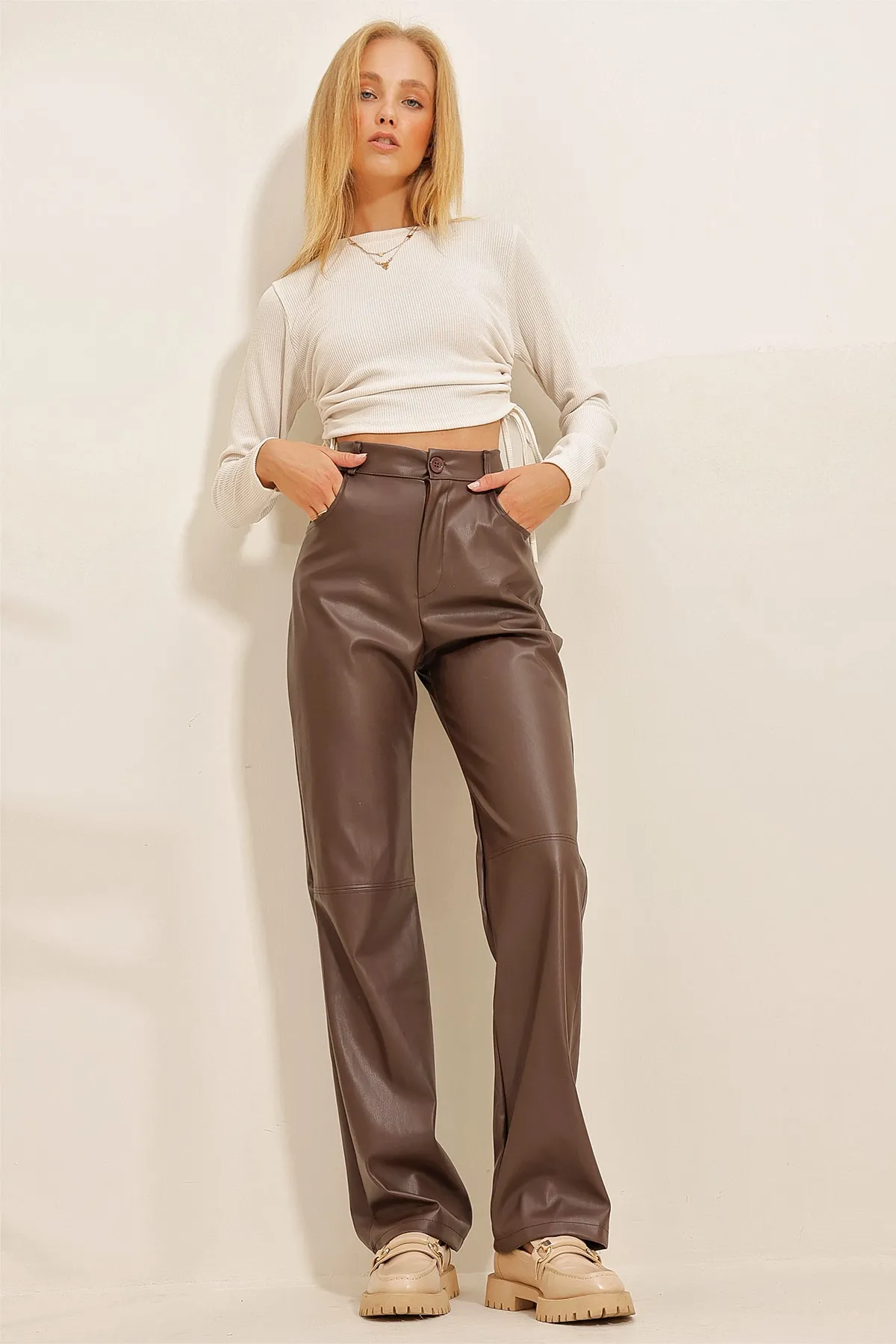 Trend Alaçatı Stili  Braune Palazzo-Hose aus Kunstleder mit Knienaht und Taschen für Damen ALC-X10843