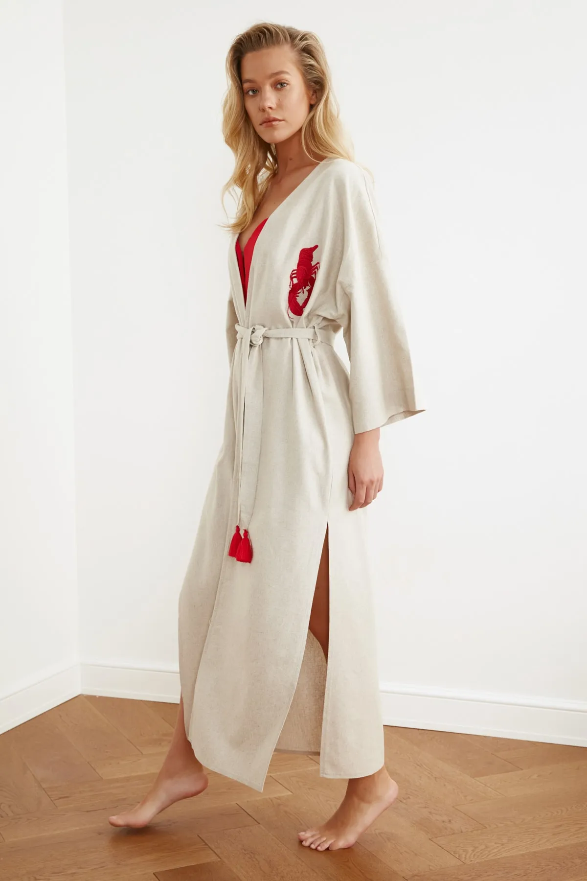 Trendyol Collection  Beigefarbener, gewebter, bestickter Maxi-Kimono und Kaftan aus Leinenmischung aus 100 % Baumwolle mit Gürtel TBESS20KM0051