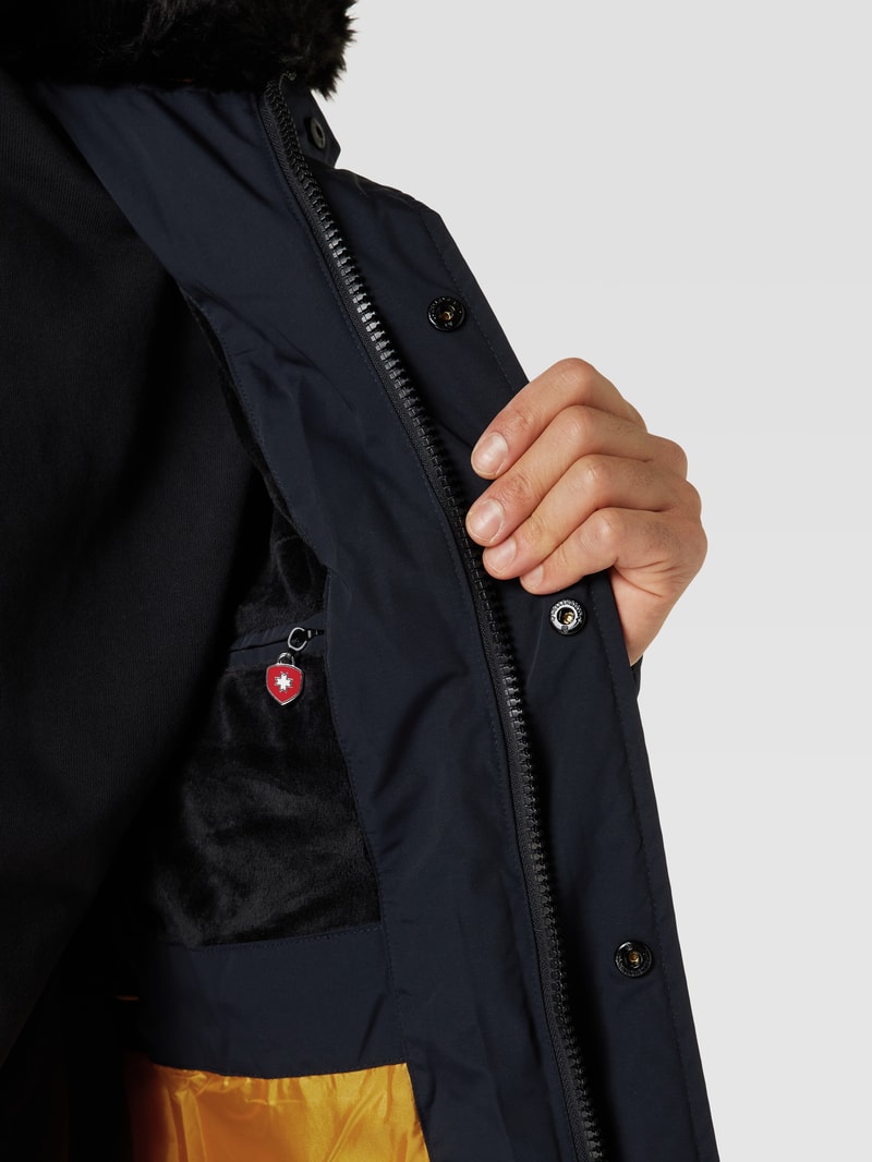 Steppjacke mit Label-Patch in marineblau